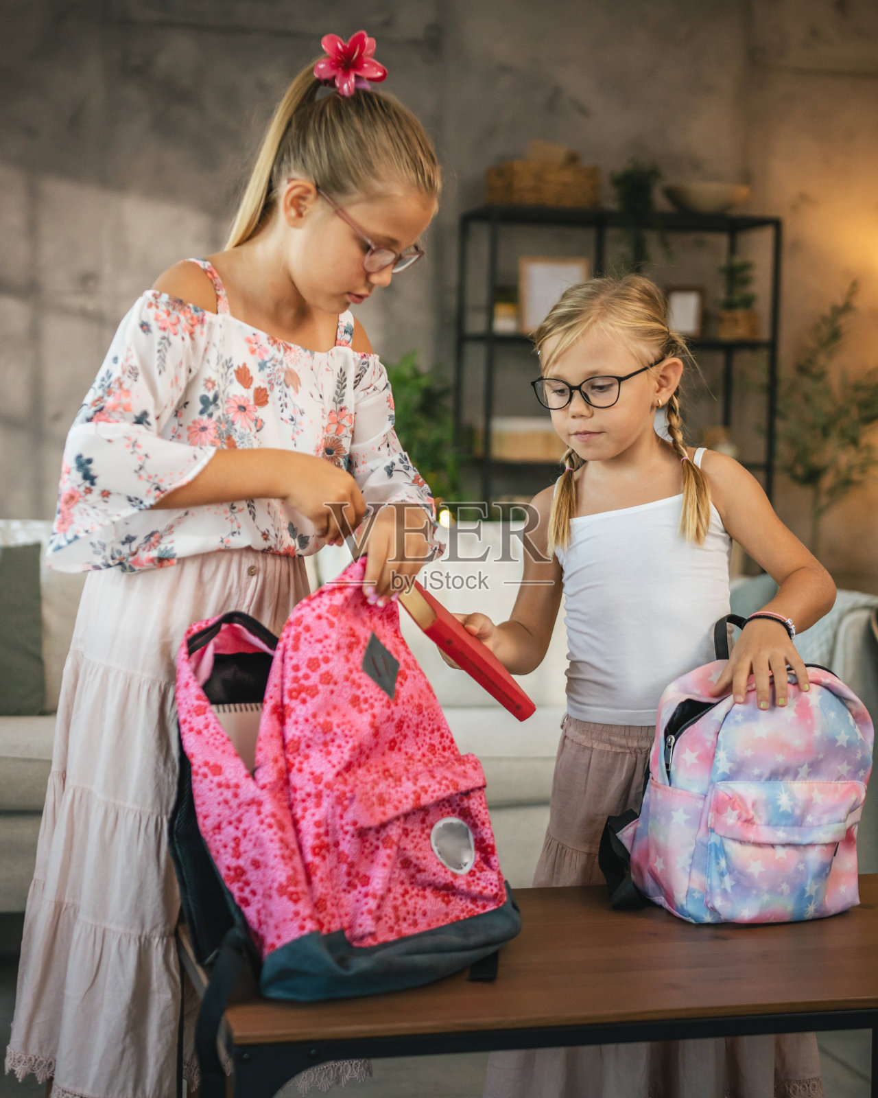 两个年轻的女学生，朋友们为上学准备了书和笔记本照片摄影图片