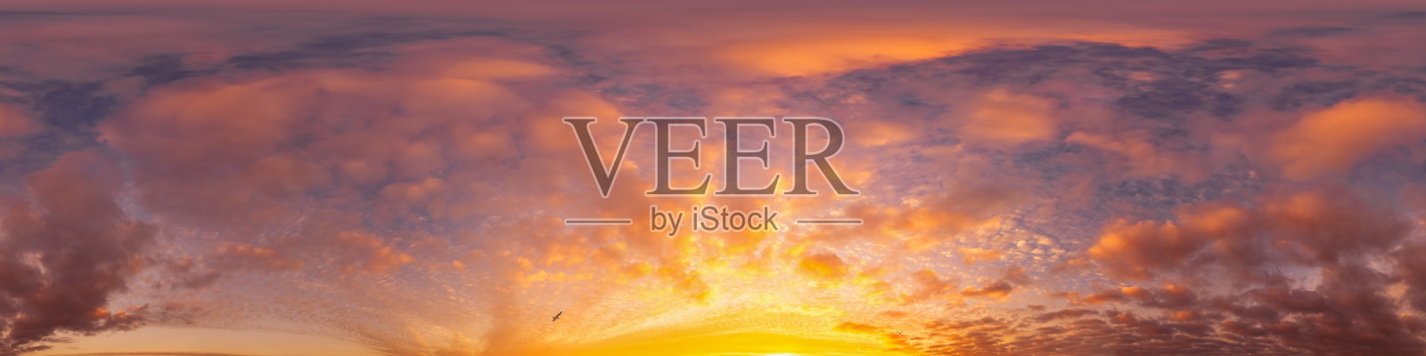 天空全景与明亮发光的金色云。HDR 360无缝球形全景。全天顶或天空圆顶在3D可视化，天空替代空中无人机全景。天气和气候变化照片摄影图片