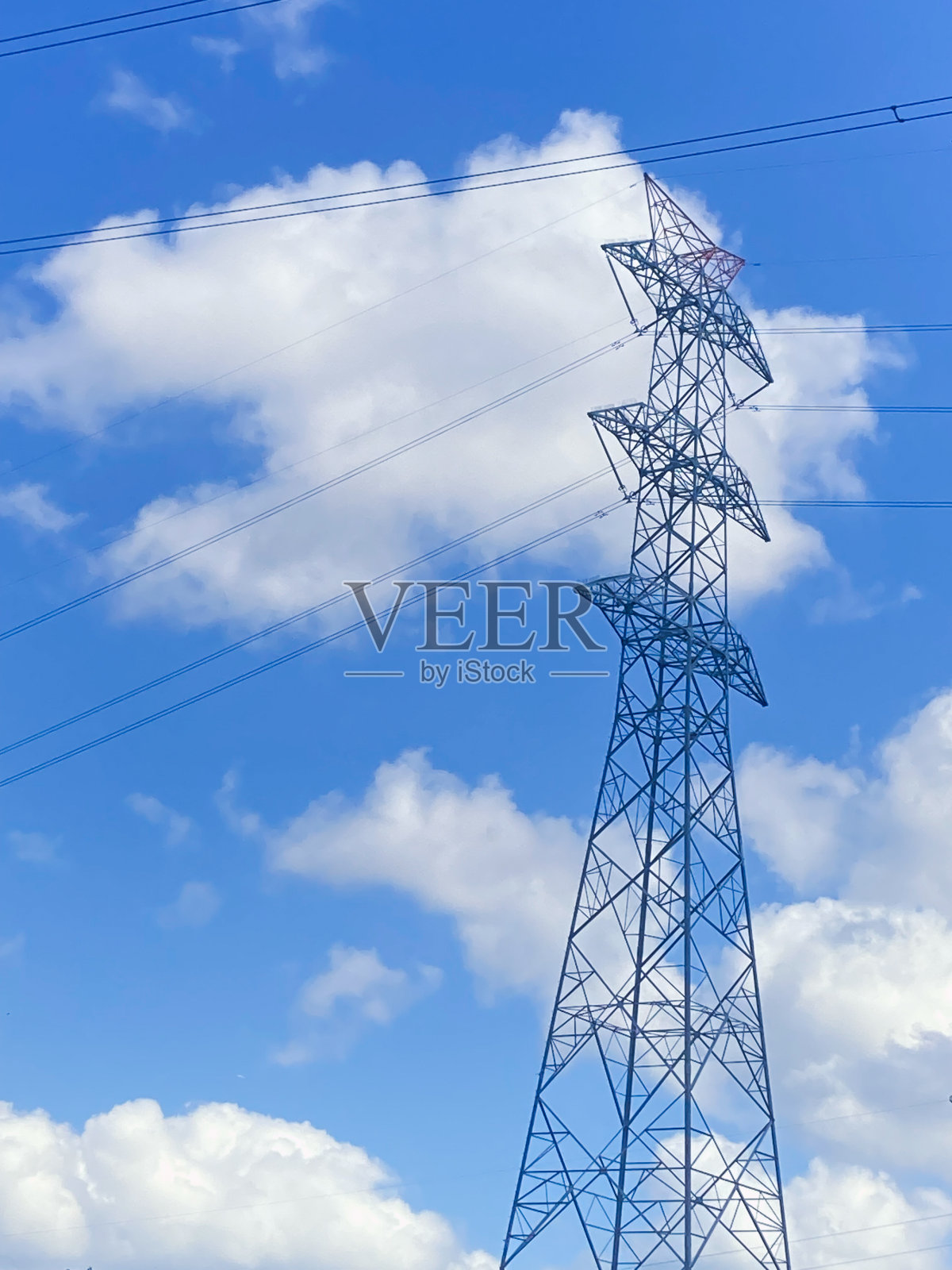 多云夏日中的高压电线杆景观照片摄影图片