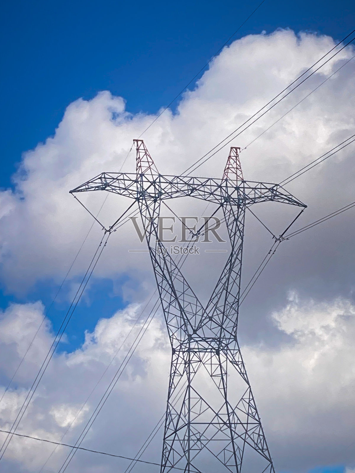 多云夏日中的高压电线杆景观照片摄影图片