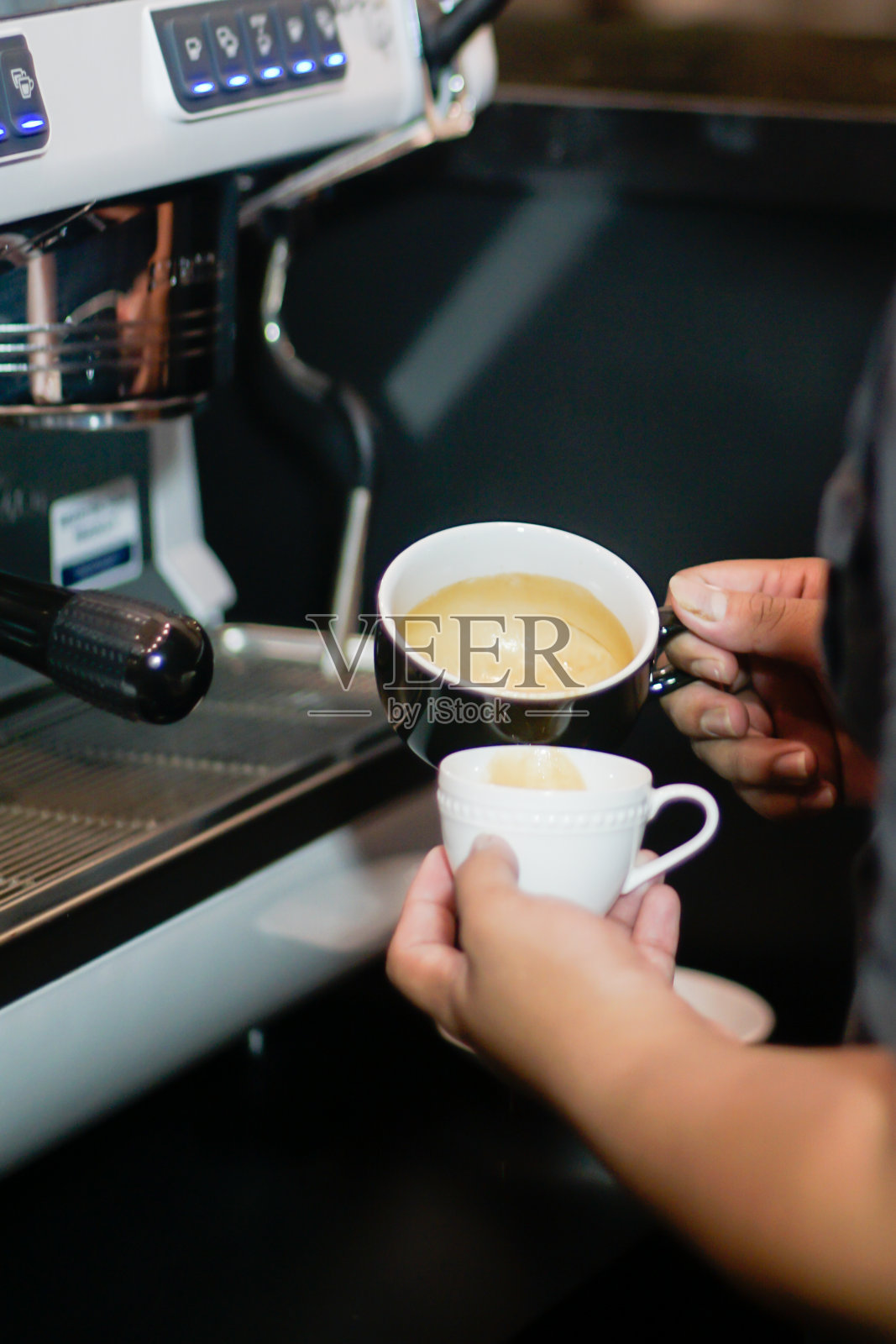 咖啡师在拿铁上制作泡沫艺术照片摄影图片