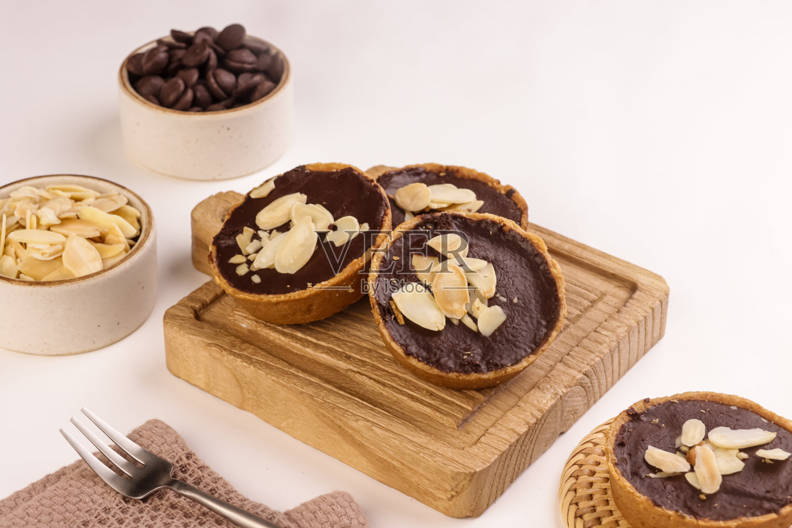 盘子里的杏仁挞。照片摄影图片