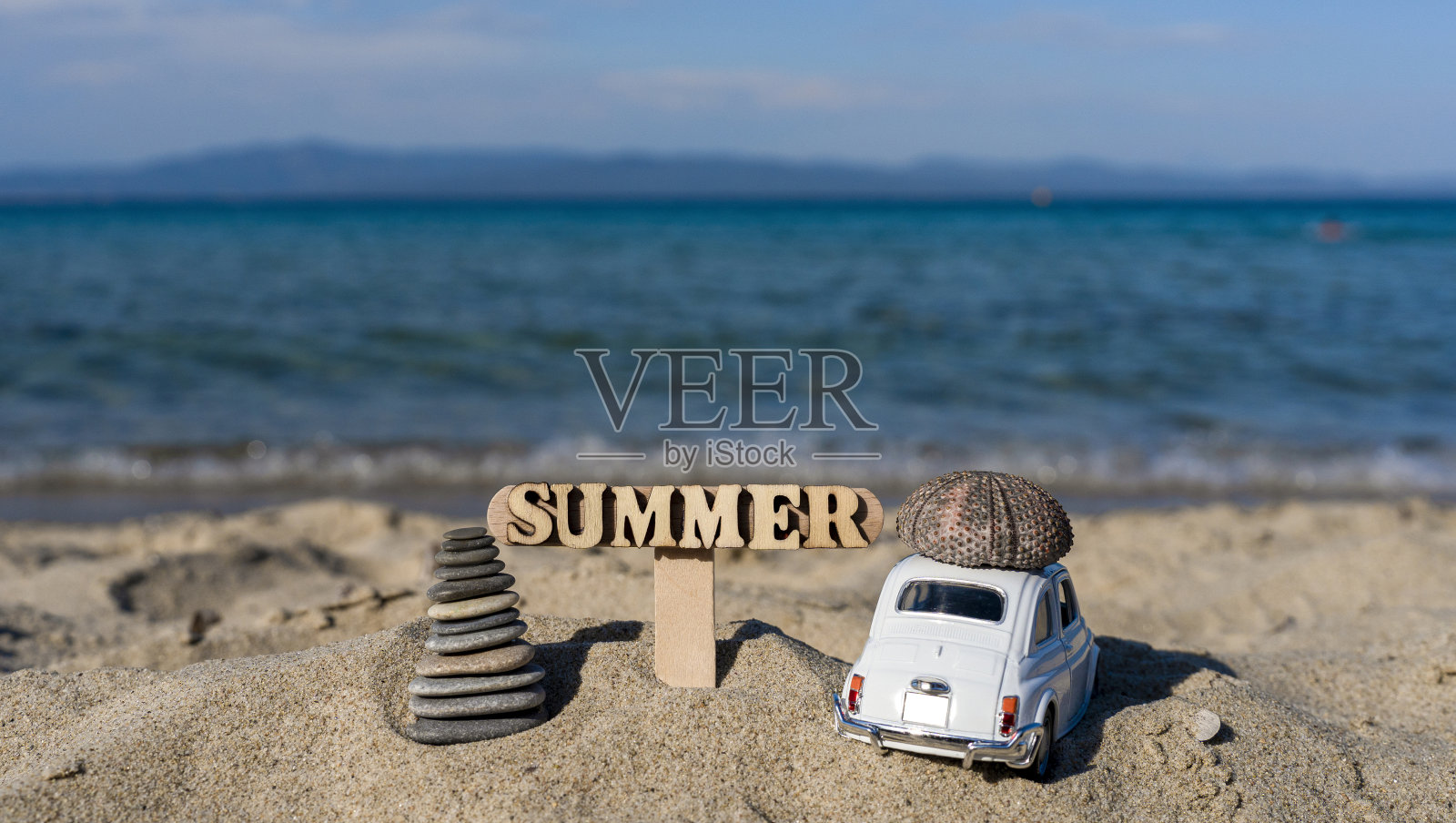 沙滩上的木制字母上写着“夏天”照片摄影图片