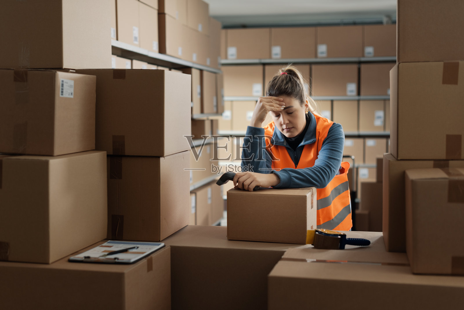 疲惫的仓库工人正在休息照片摄影图片