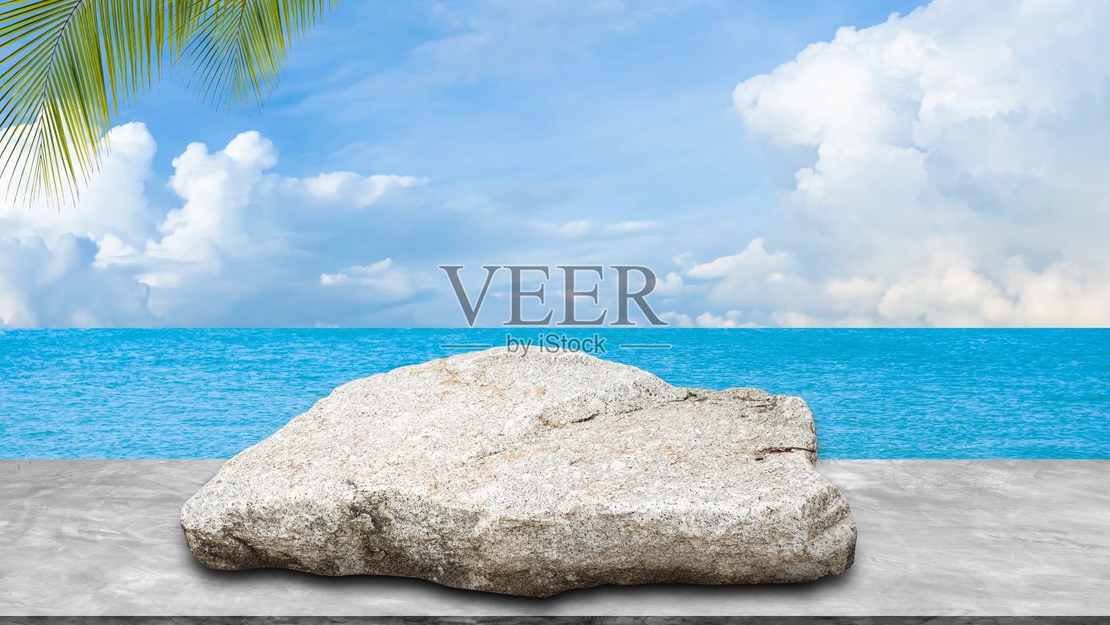 夏日背景自然旅游棕榈叶，海上蓝天水泥桌，甲板上的模型产品美容化妆品展示，舞台上的水岛在海岸背景旅游放松，热带海洋照片摄影图片