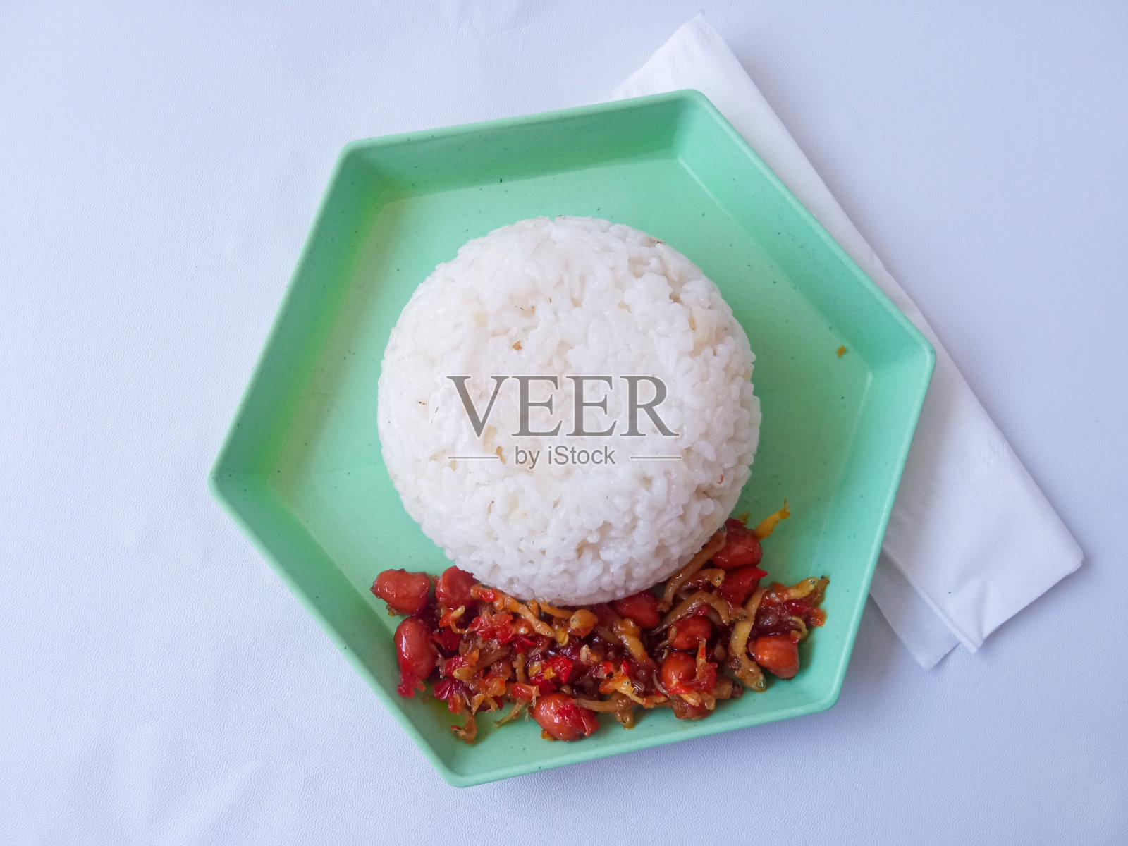 米饭配菜巴拉多凤尾鱼和花生隔离在白色照片摄影图片