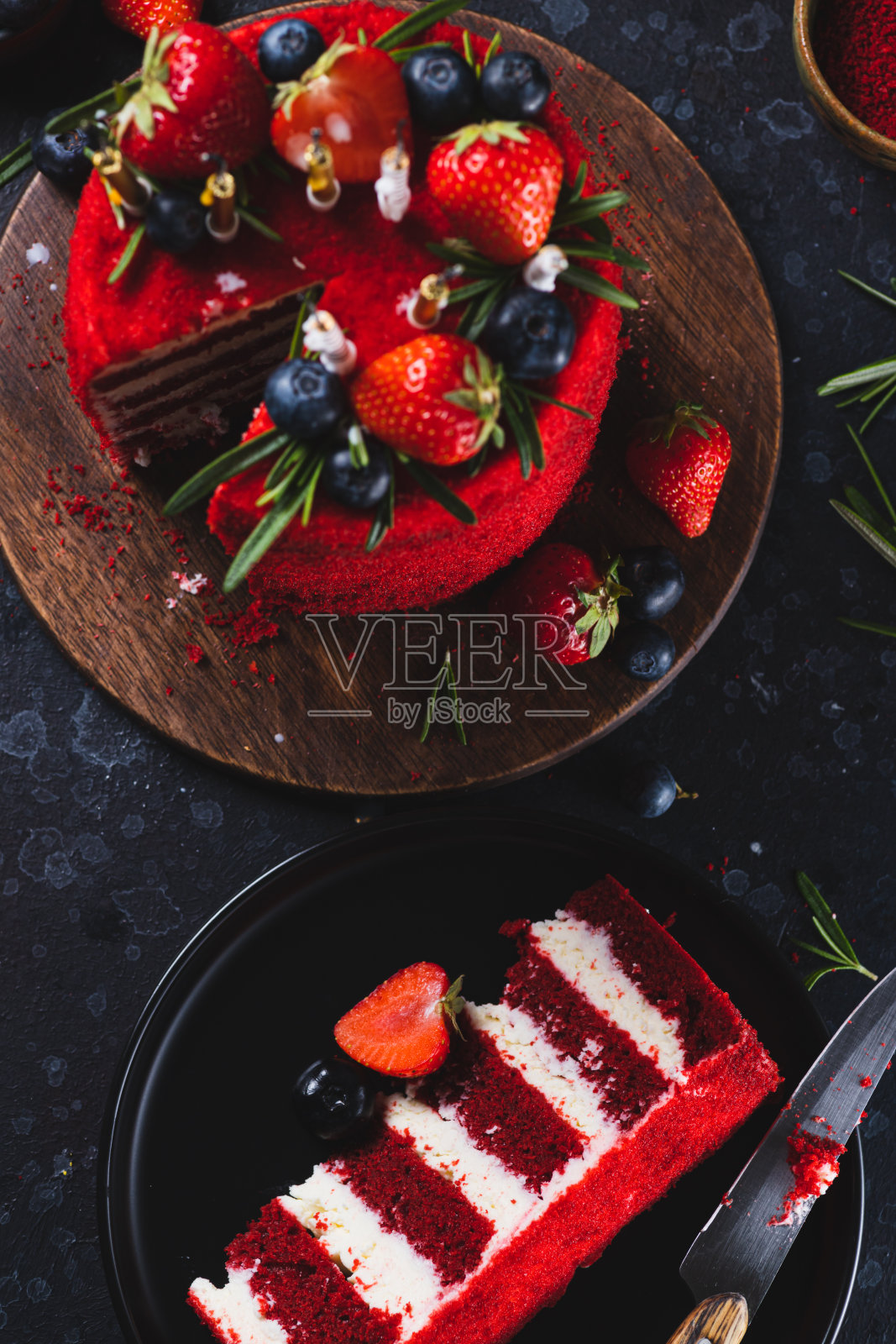 红丝绒蛋糕配上蜡烛。草莓和蓝莓装饰的生日蛋糕照片摄影图片