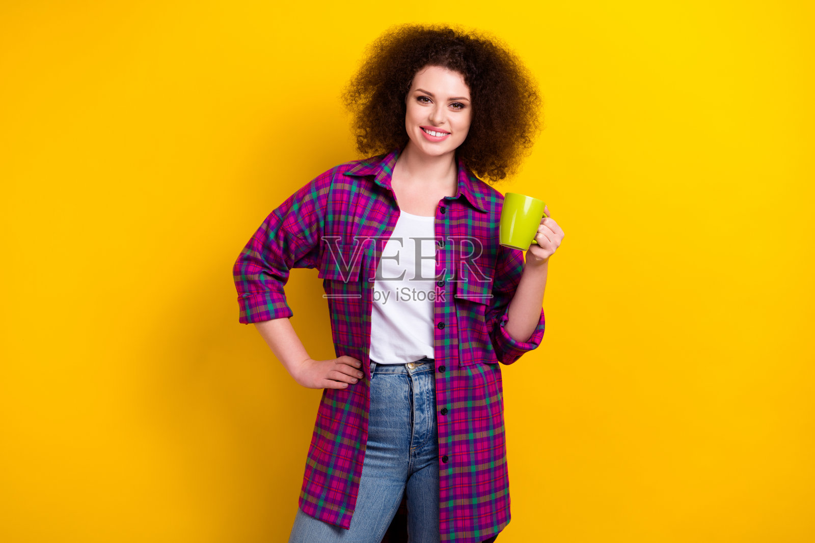 心情好的商业女士首席执行官经理的照片拿着杯新鲜的咖啡喝能量饮料穿着格子衬衫孤立的黄色背景照片摄影图片