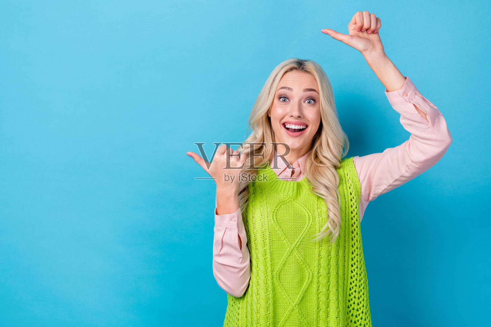 照片有趣兴奋的女士穿着优雅的衣服衣服直接拇指手指空的空间新奇的海报孤立的蓝色背景照片摄影图片