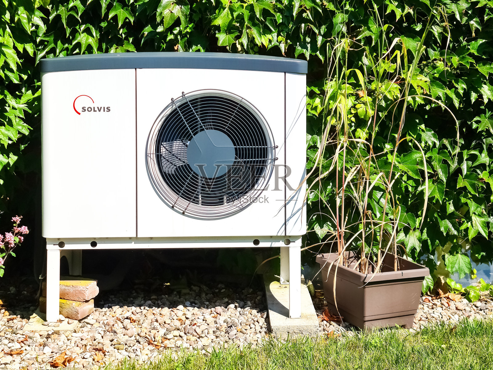 屋前的Solvis热泵。照片摄影图片