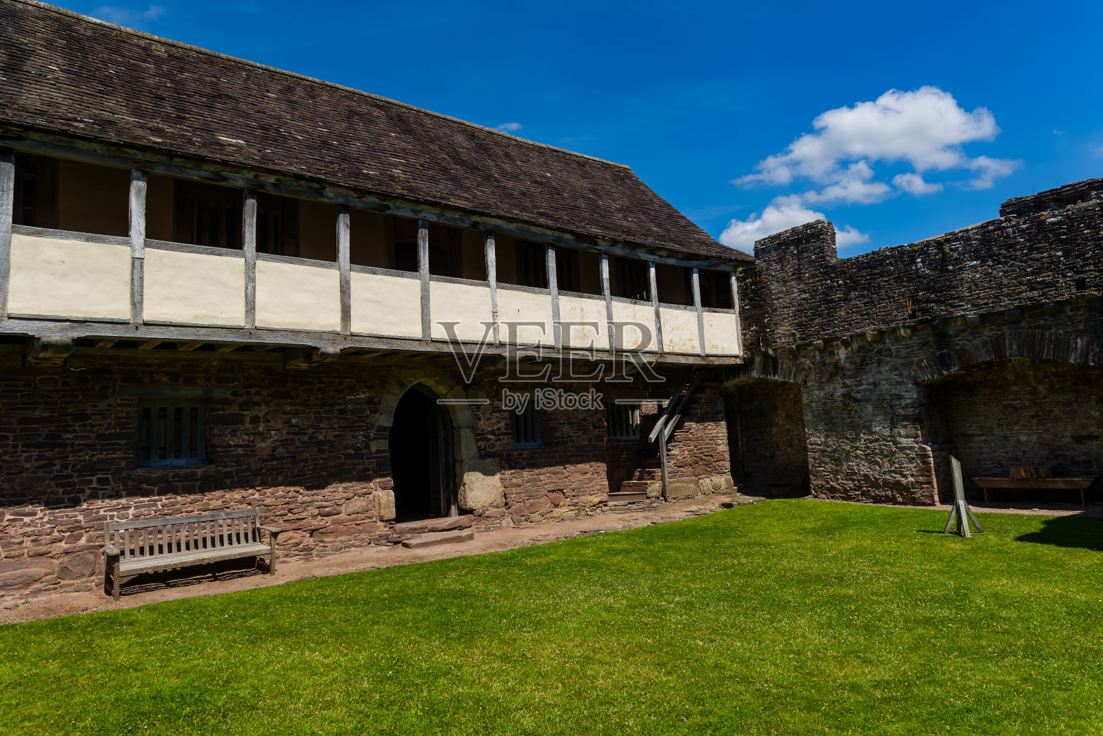 威尔士中部特雷托尔宫廷中世纪坚固的庄园外立面照片摄影图片