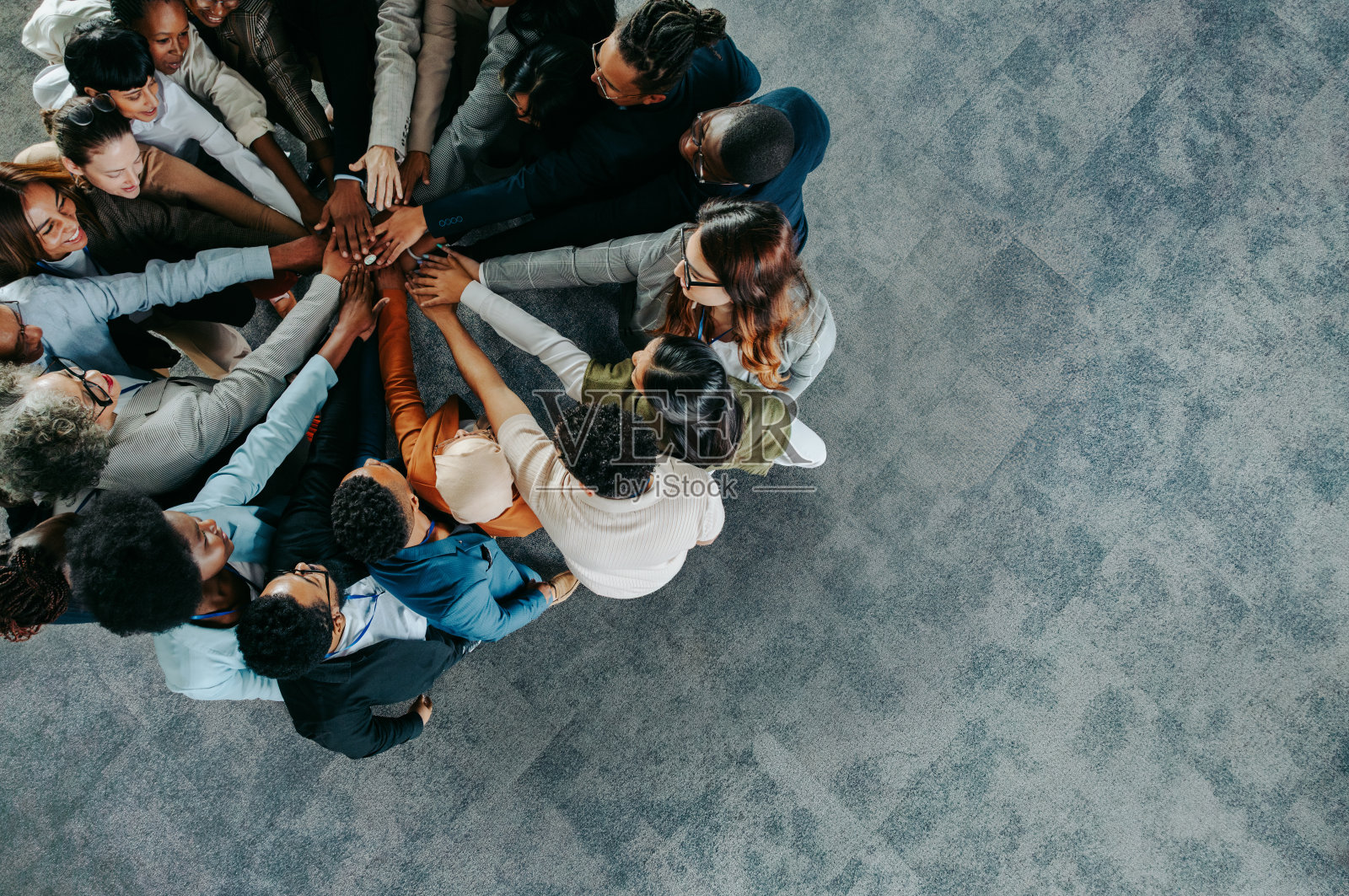 多元化的业务团队团结协作，相互信任照片摄影图片