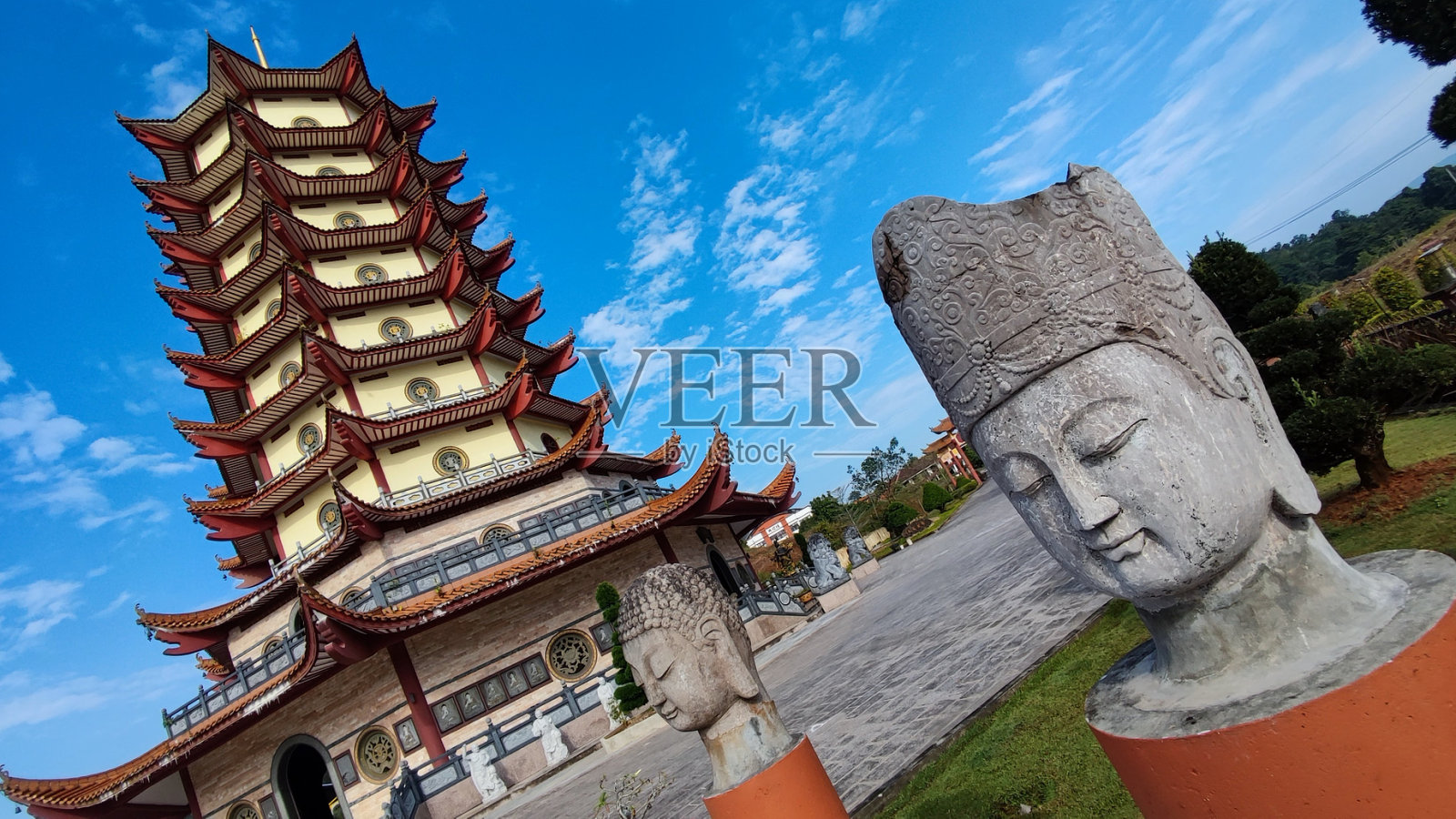 佛头像与法华塔照片摄影图片