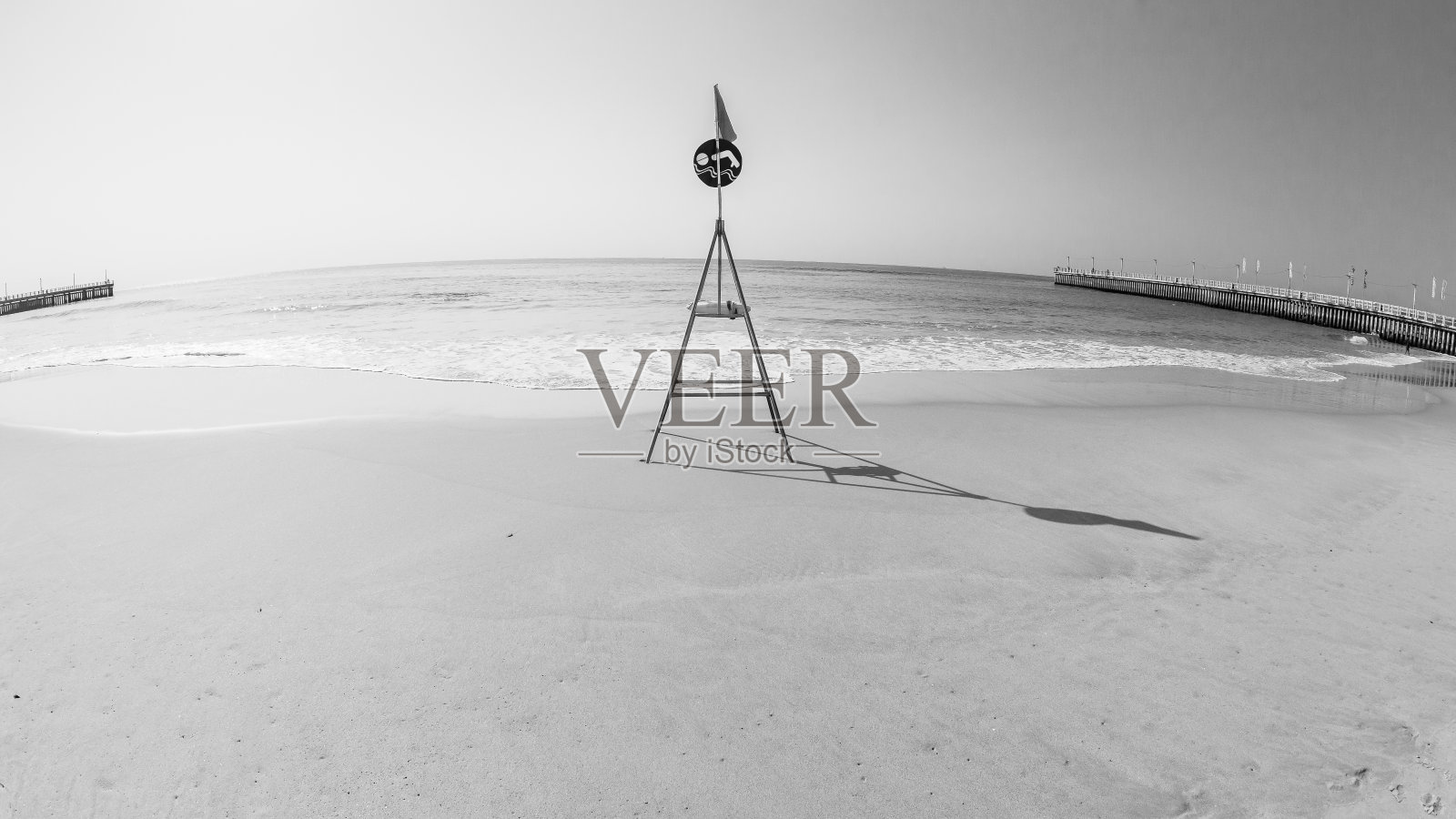 海滩海洋地平线救生员游泳信标黑白照片摄影图片