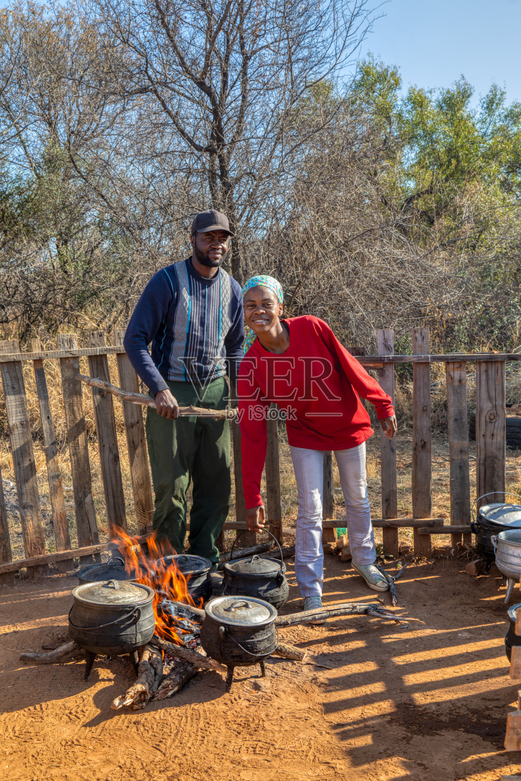 路边的非洲摊贩在户外厨房用大锅烹饪传统食物照片摄影图片