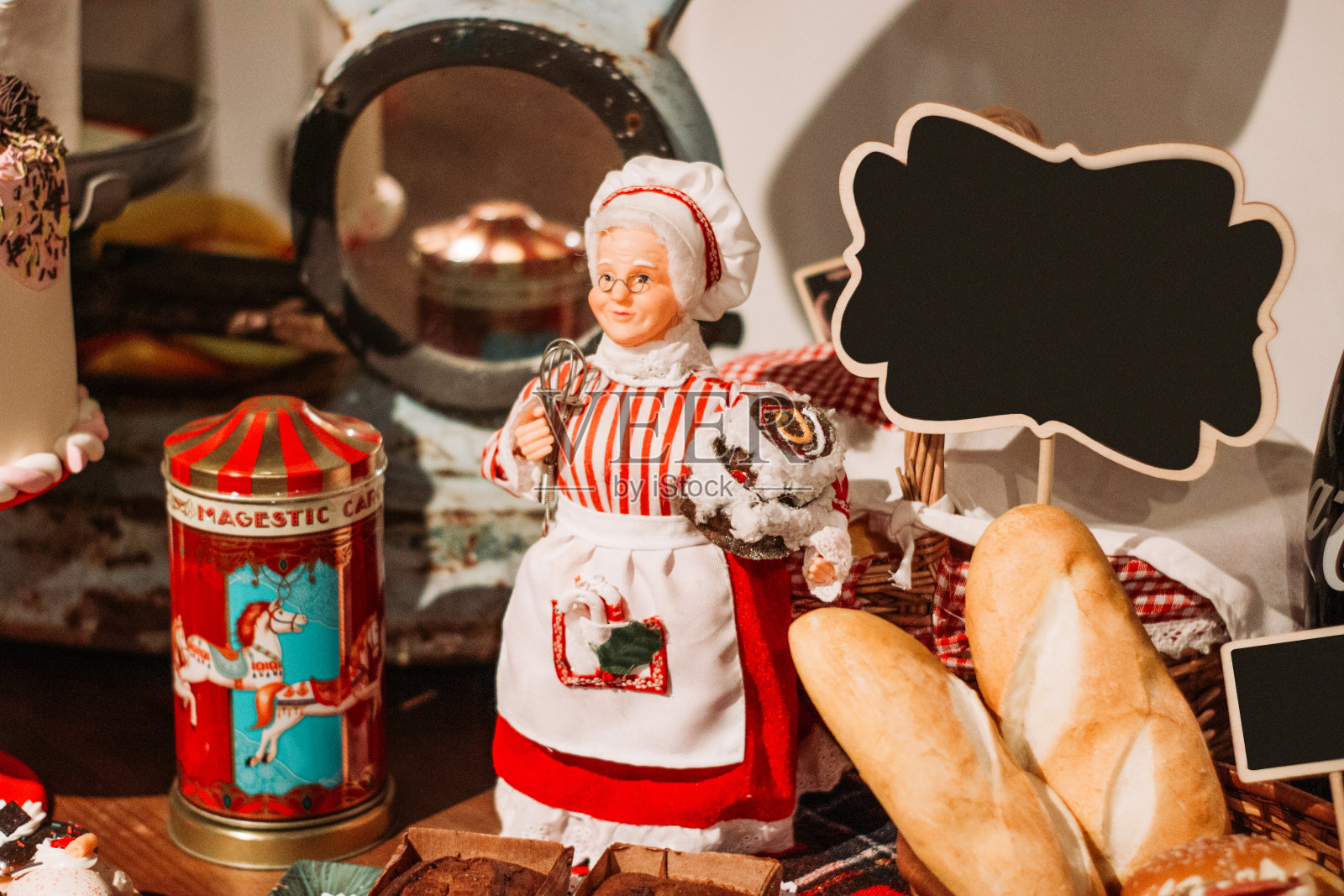 圣诞装饰包括节日面包，瓷祖母雕像和个性化信息的可写标志。照片摄影图片