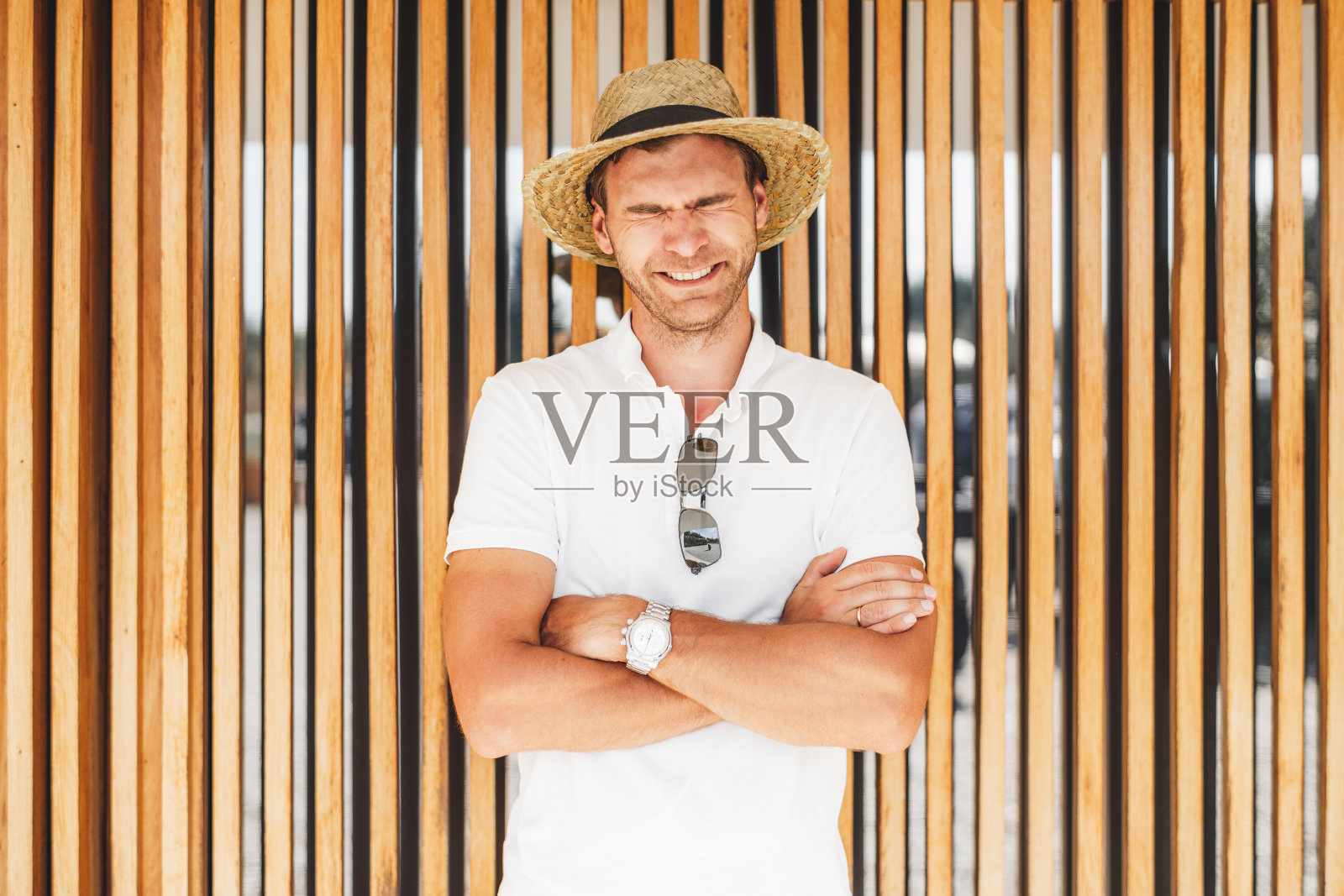 戴草帽的男人在笑照片摄影图片