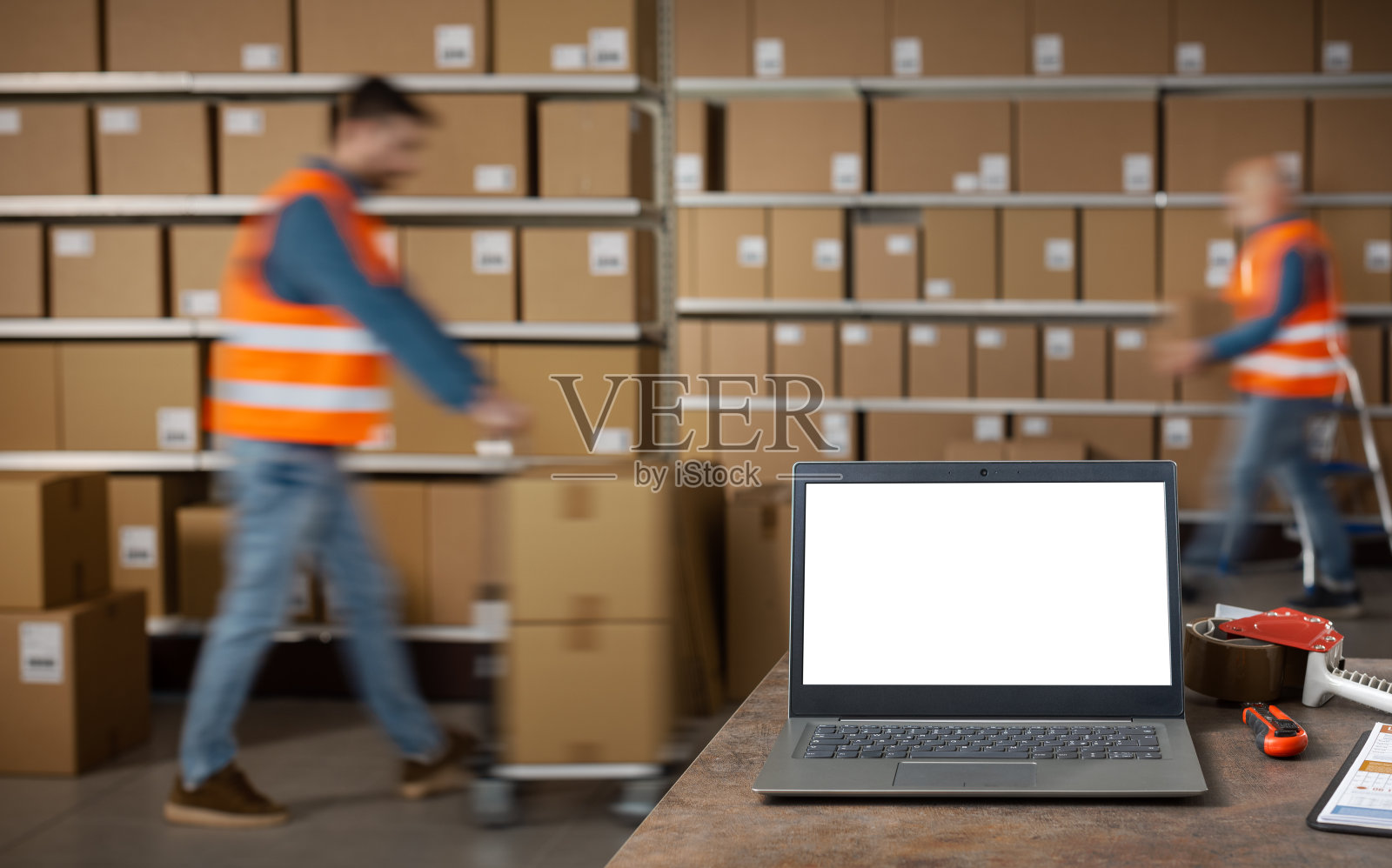 仓库里的黑屏笔记本电脑照片摄影图片