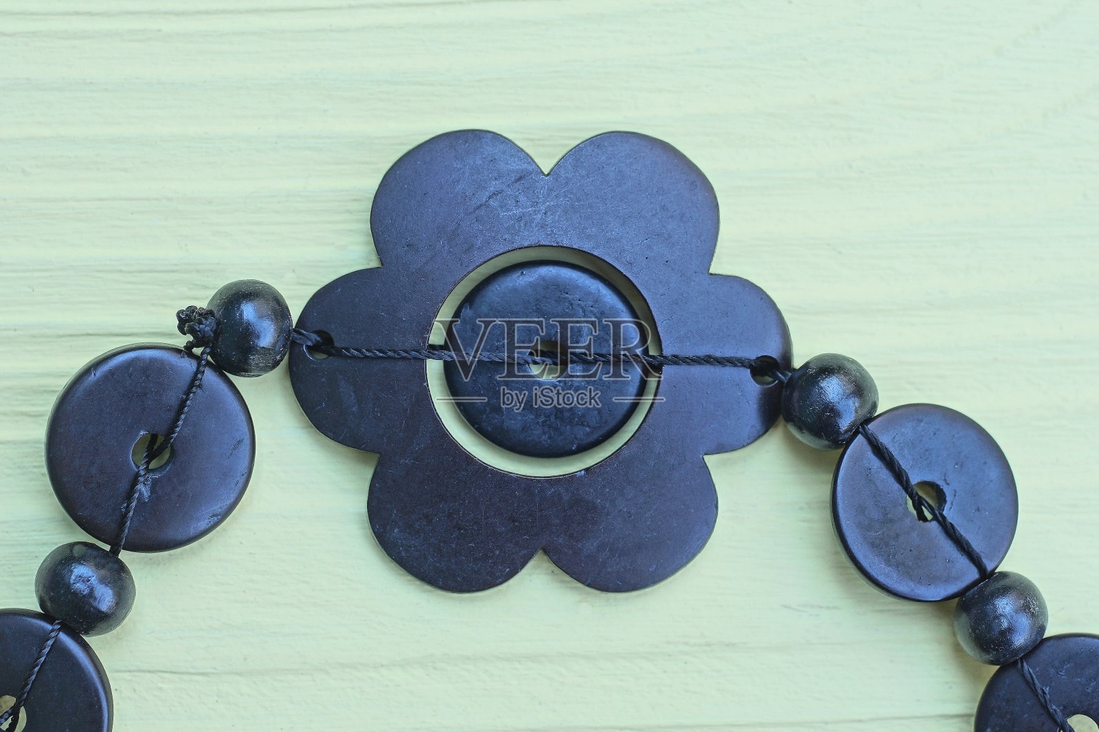 部分上有一个棕黑色的塑料珠子照片摄影图片