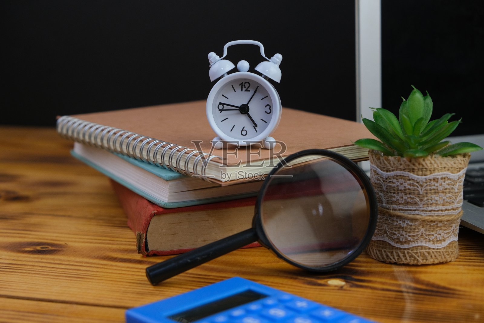 一张木桌上放着笔记本电脑和笔记本电脑的工作场所。教育、商务及办公理念。照片摄影图片