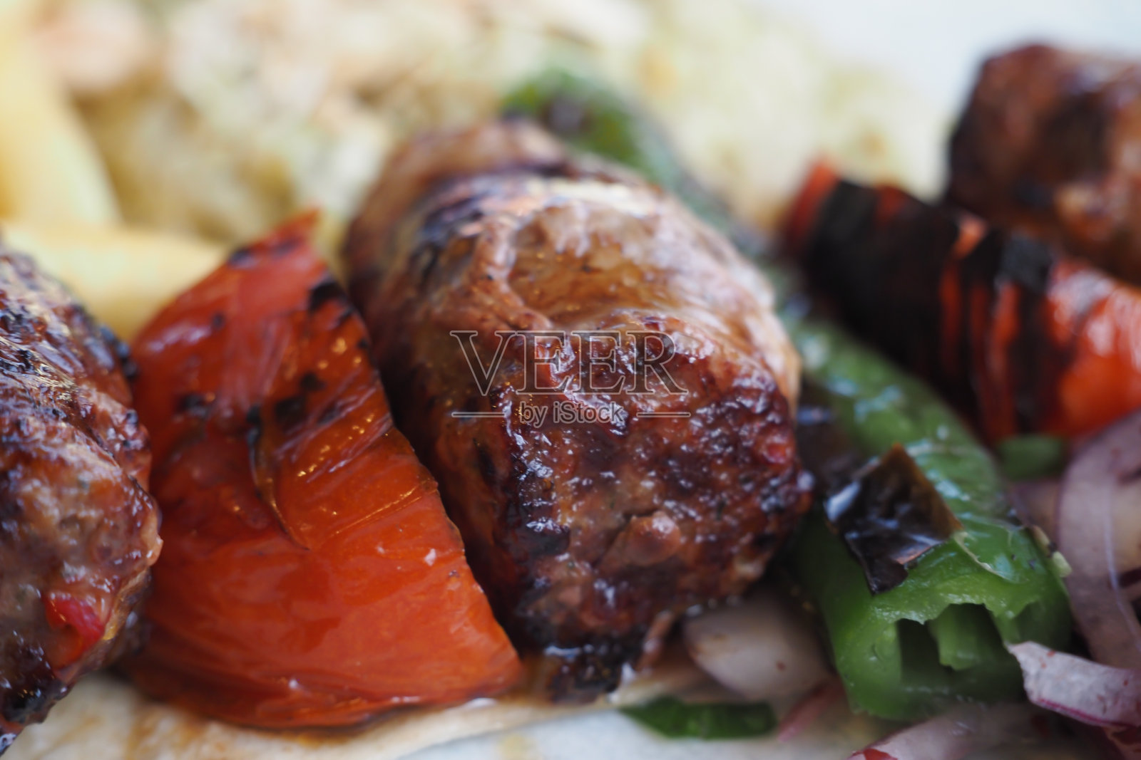 在盘子里放上番茄和辣椒照片摄影图片