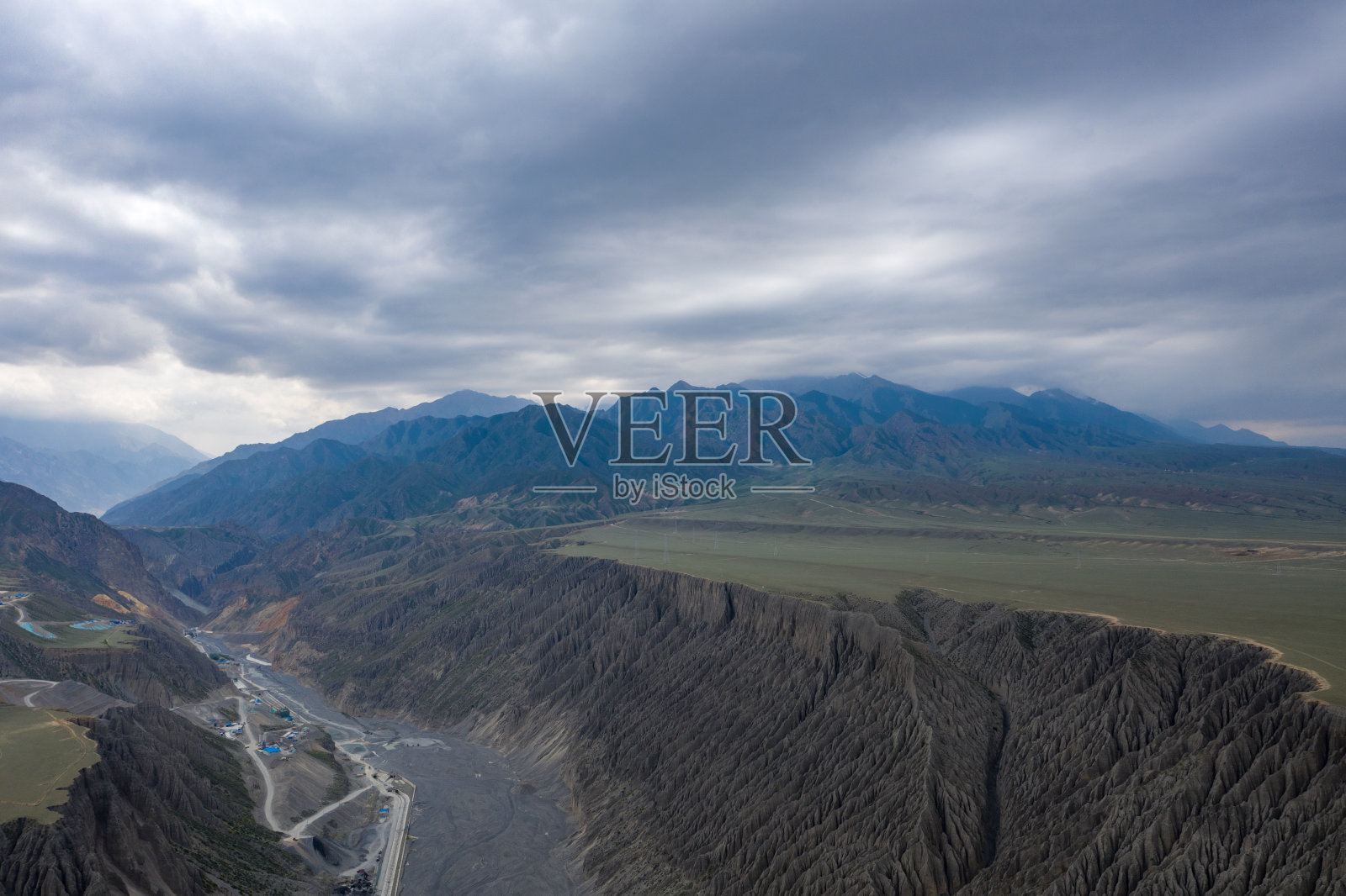 独山子大峡谷远山远天水平鸟瞰图，新疆照片摄影图片