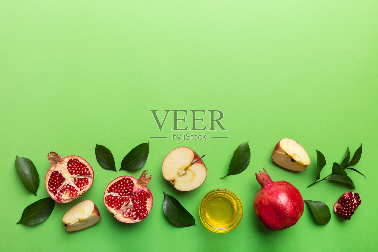 在彩色背景上用象征犹太新年节日属性的平面布局构图，表达犹太新年的概念。传统的新年节日。带复制空间的俯视图照片摄影图片