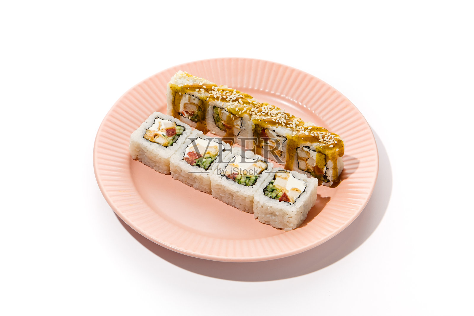 新鲜的天妇罗鸡肉和蔬菜寿司卷淋上咖喱酱-彩色烹饪库存照片照片摄影图片