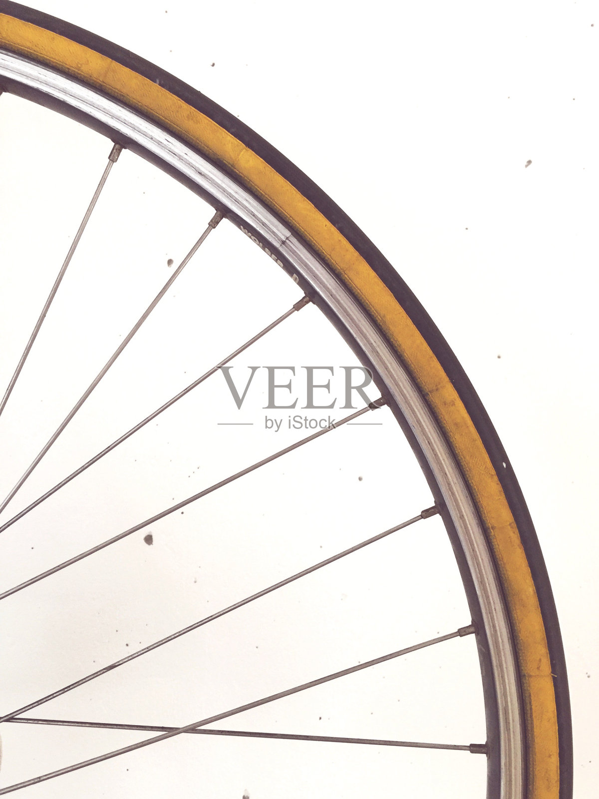 白色墙壁上自行车轮胎的裁剪图像照片摄影图片