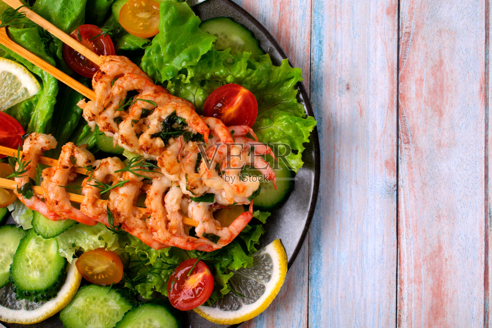 烤虾串配蔬菜沙拉照片摄影图片