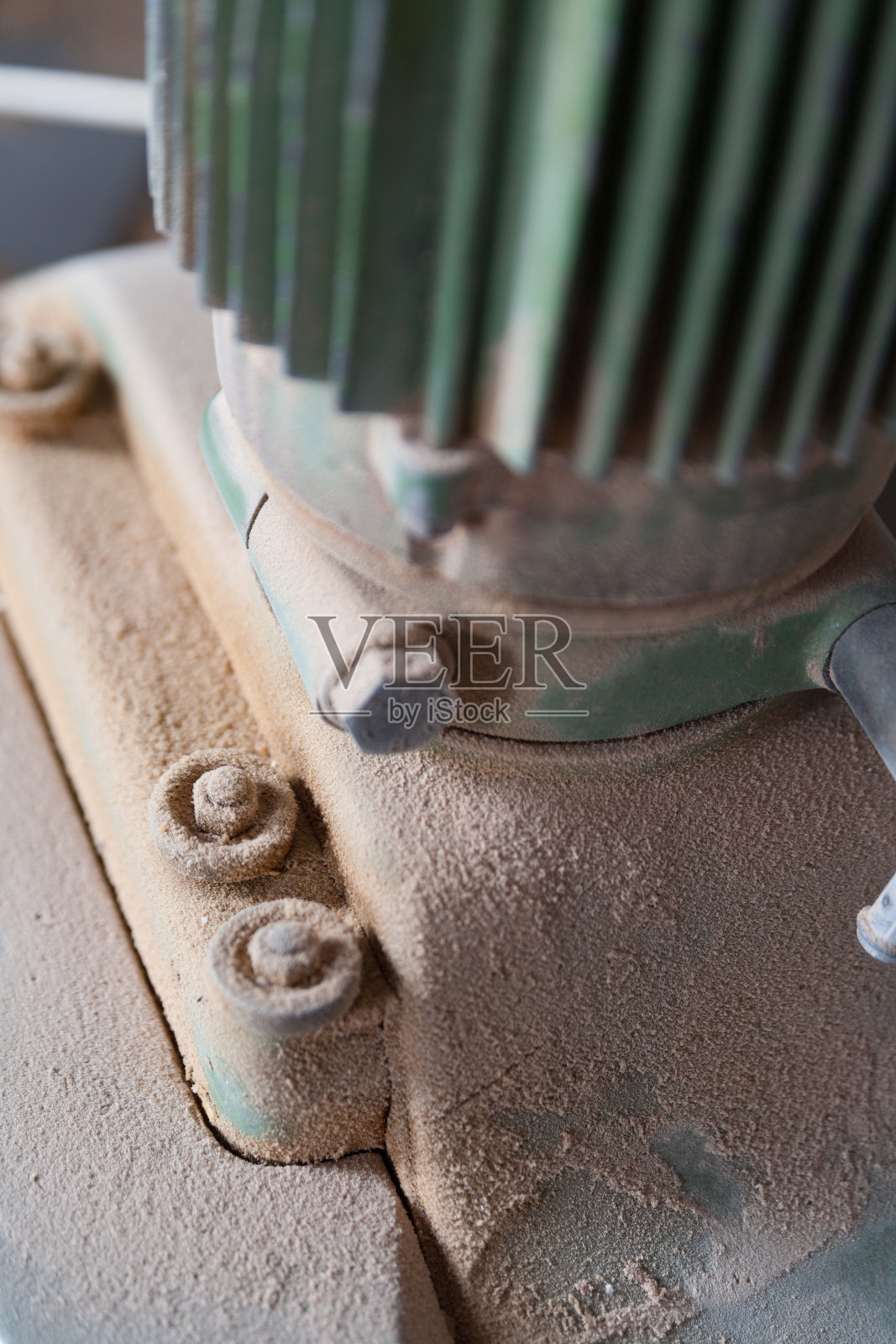 满是灰尘的木工机器闲置在车间里照片摄影图片