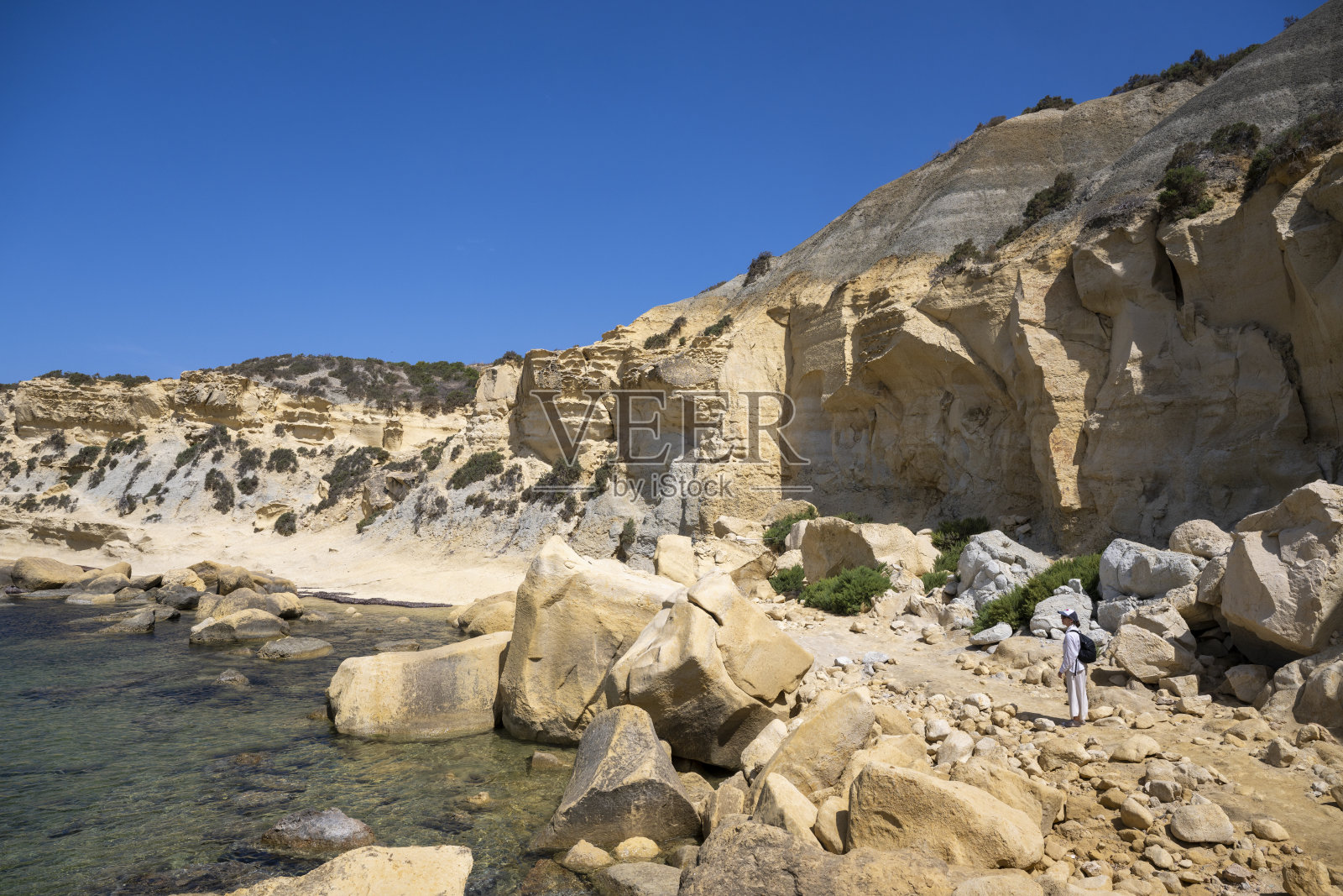 女人探索崎岖的海岸线，戈佐岛照片摄影图片