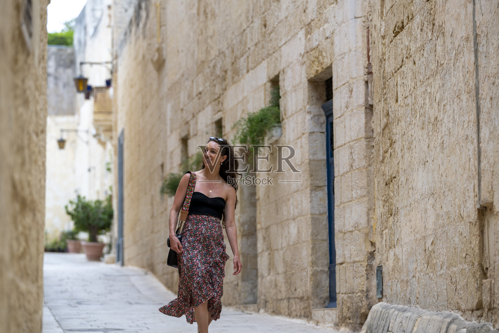 一名妇女探索拉巴特的老城区街道照片摄影图片