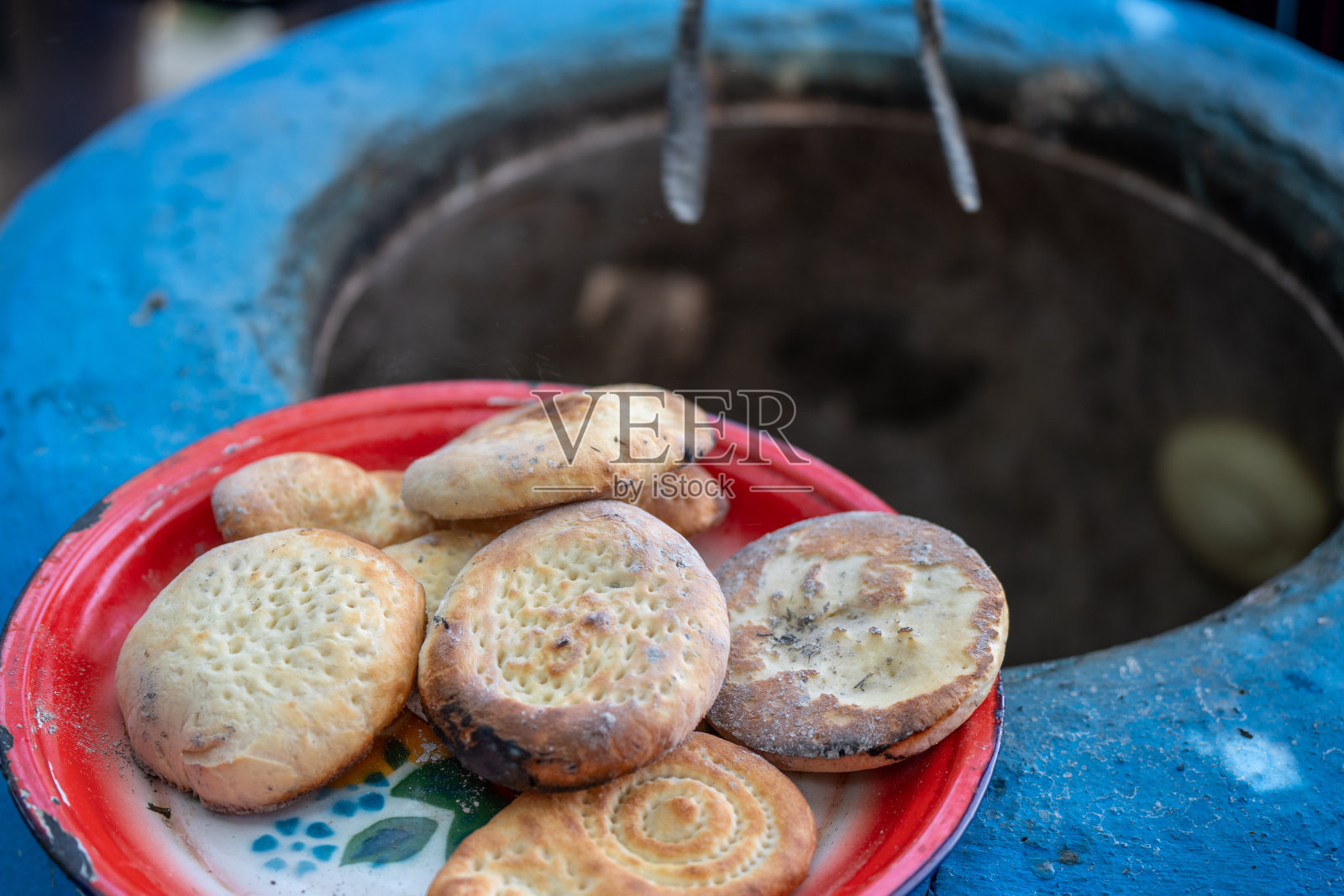 乡土体验:在卡山旗民俗村制作和烘焙新疆传统面包照片摄影图片