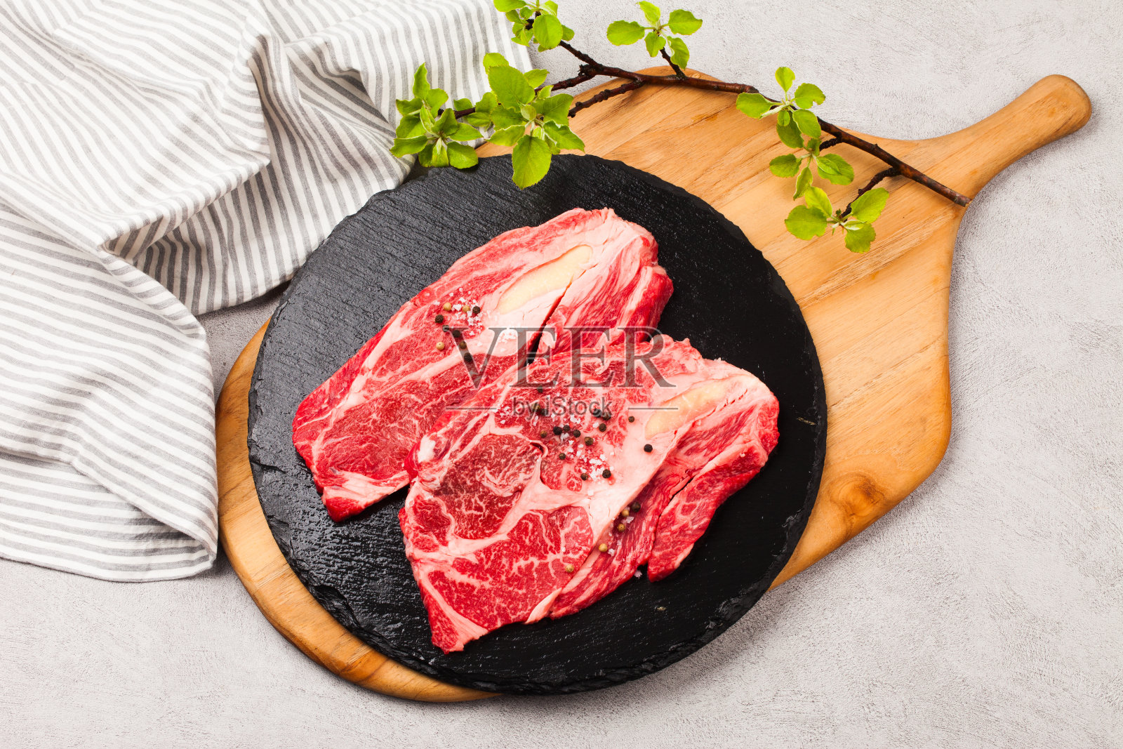 肥肉附着在牛或猪的脊骨上的肥嫩的肉照片摄影图片