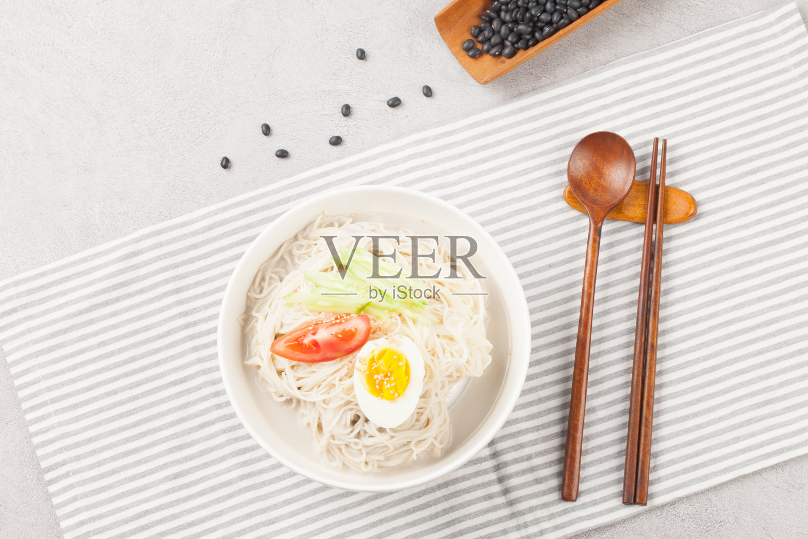 豆汤面。在夏天，人们主要把它和冰一起吃。照片摄影图片