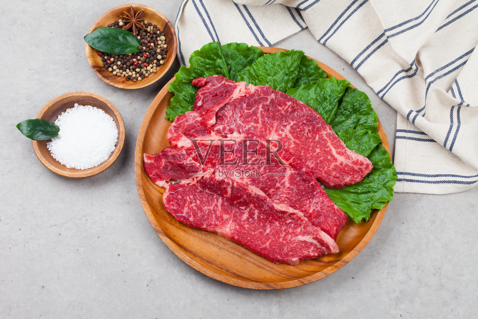 附在牛里脊下部的牛肉部分。照片摄影图片