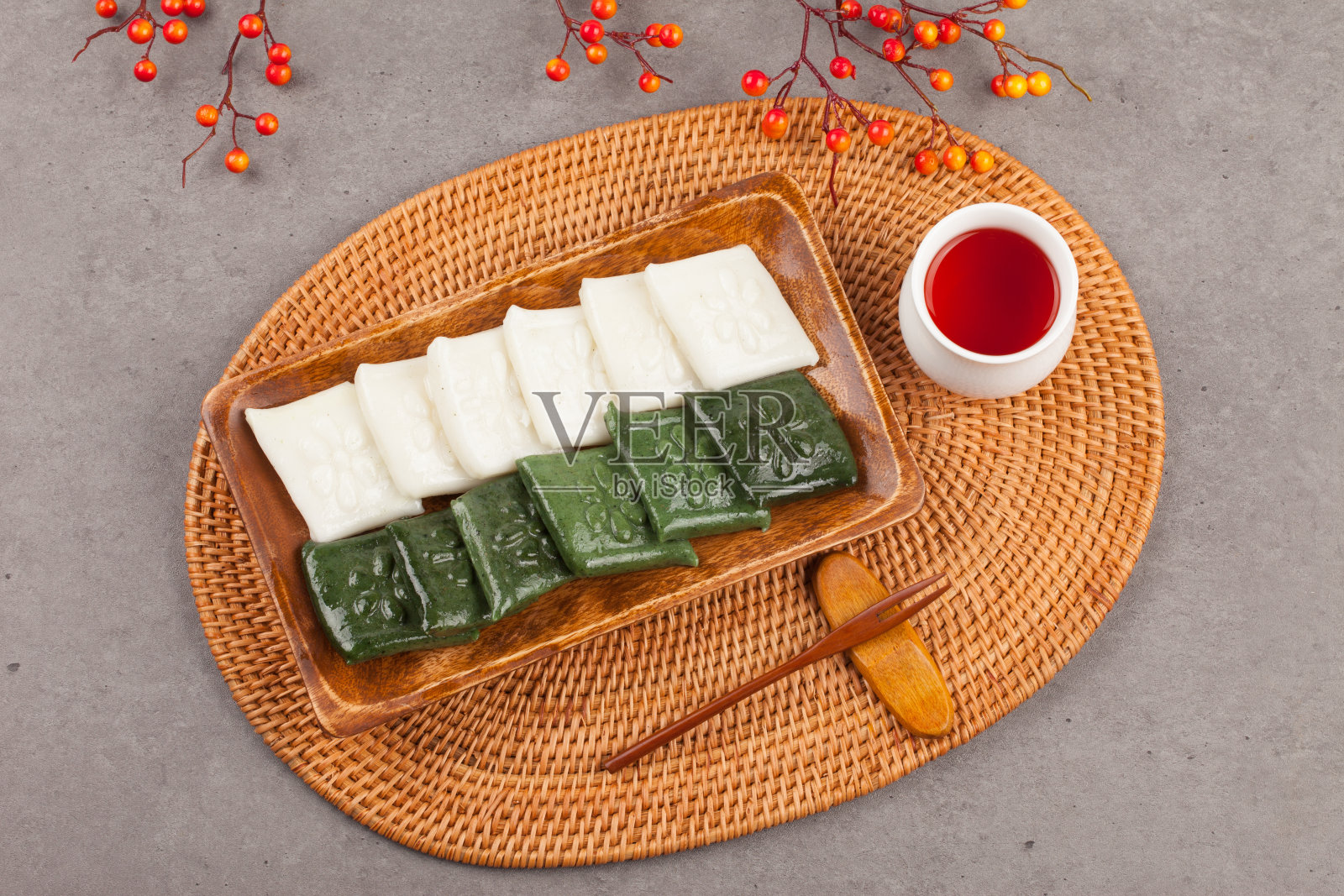 年糕用年糕肉压成方形或圆形。它也可以用艾草之类的东西做成，或者染成各种颜色。照片摄影图片