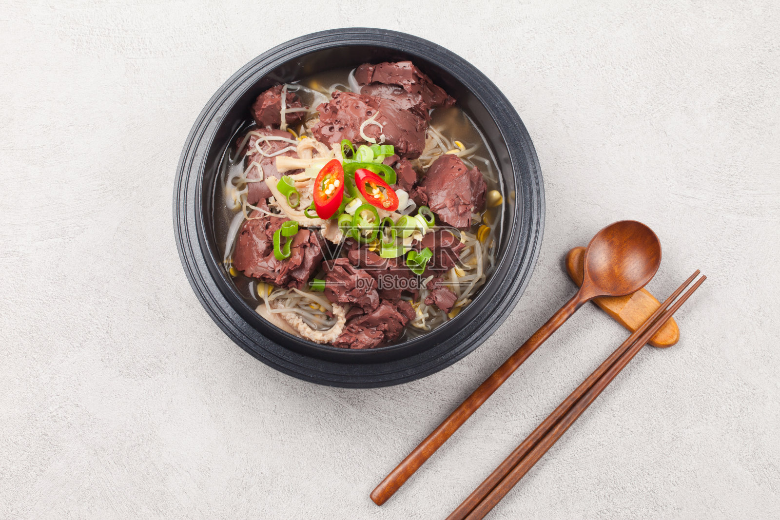 血:杀死动物后获得的血冷却、硬化的块状物用作汤、炖菜等的配料。照片摄影图片