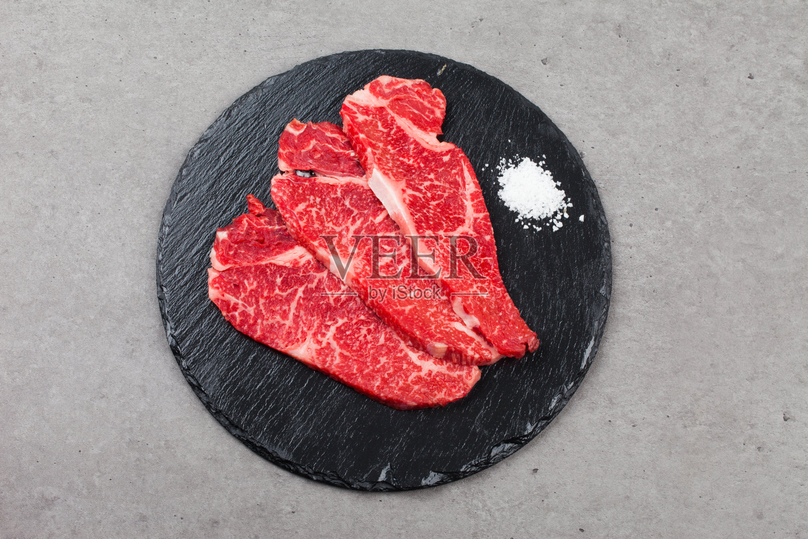 附在牛里脊下部的牛肉部分。照片摄影图片