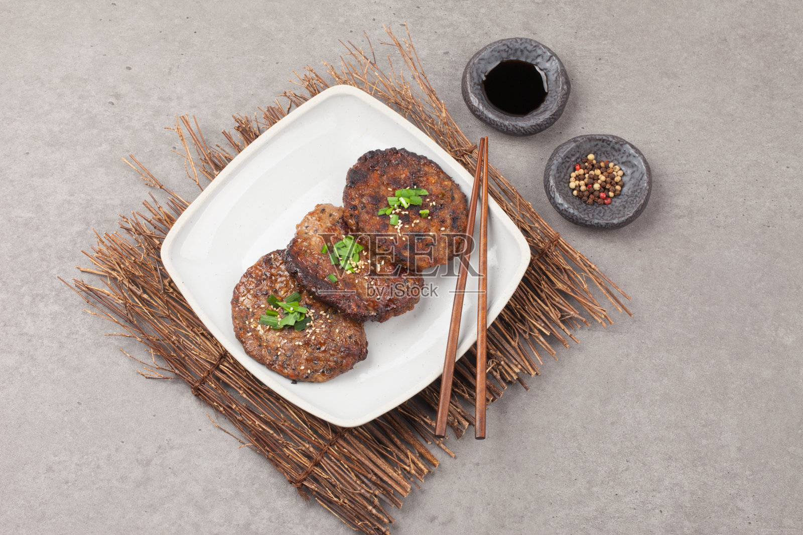 把肋骨肉切碎，调味，然后放在肋骨上烤制而成的一道菜。照片摄影图片