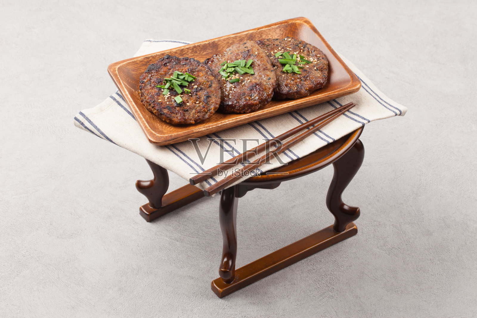 把肋骨肉切碎，调味，然后放在肋骨上烤制而成的一道菜。照片摄影图片