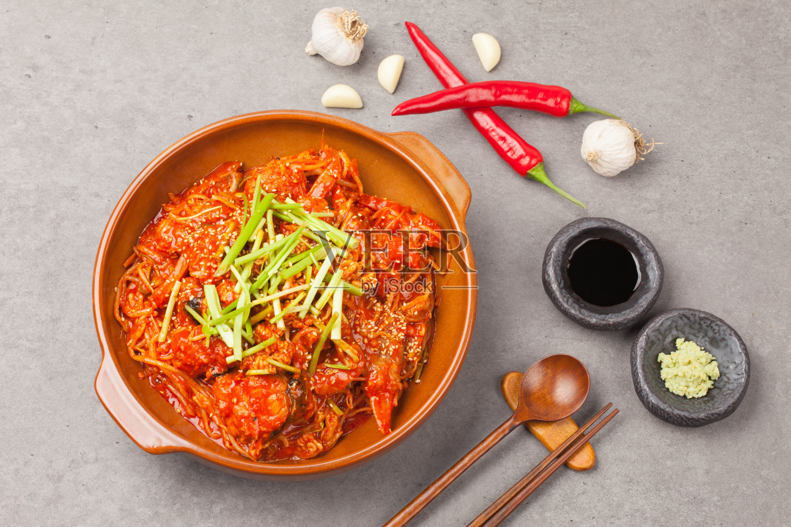 一种将安康鱼与豆芽、水欧芹和蠓等各种调味料一起煮熟，并加入红辣椒粉和淀粉糊制成的食物。照片摄影图片