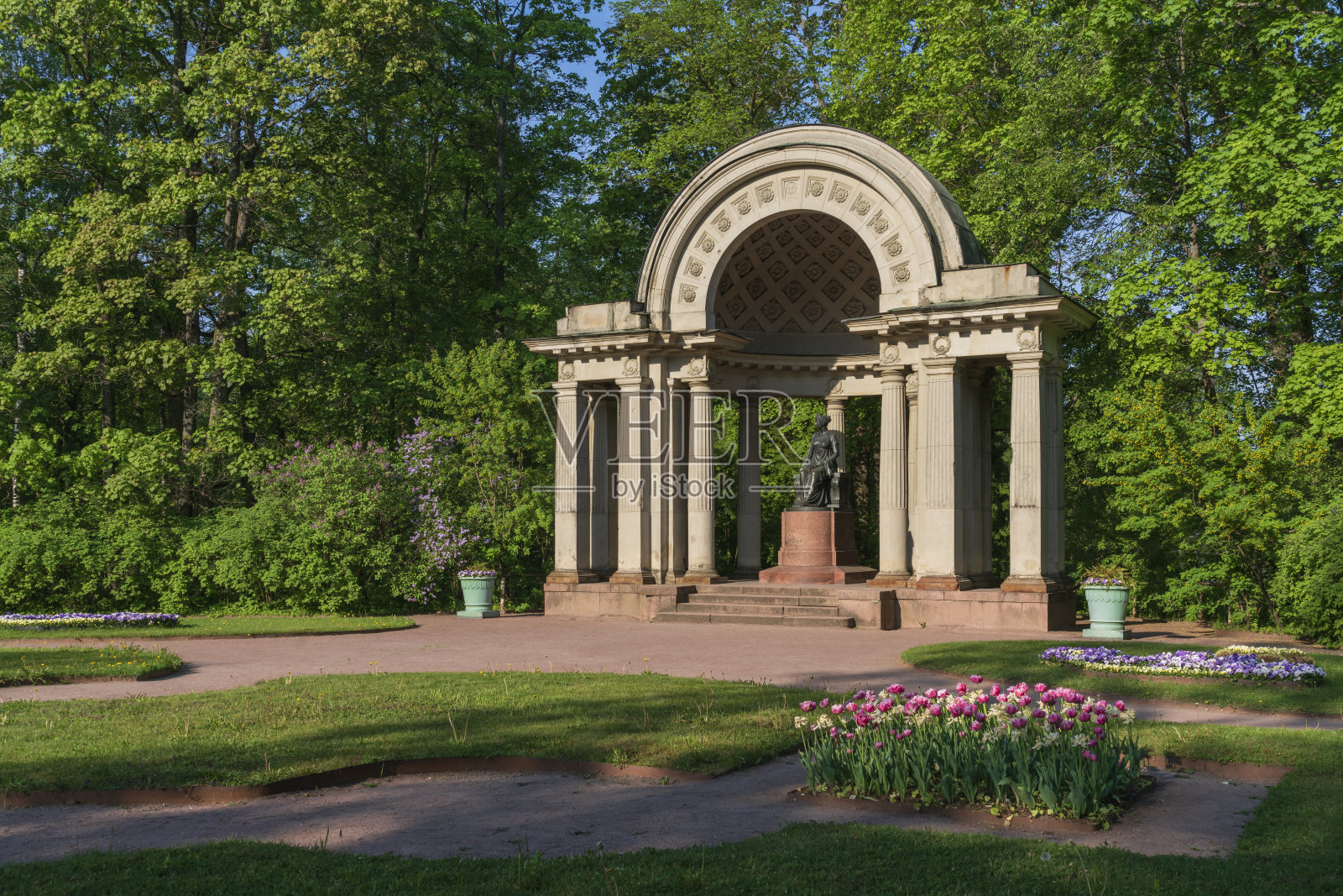 罗西亭和巴甫洛夫斯克公园第一任情妇的纪念碑，玛丽亚费奥多罗夫娜皇后在一个阳光明媚的夏日，巴甫洛夫斯克，圣彼得堡，俄罗斯照片摄影图片