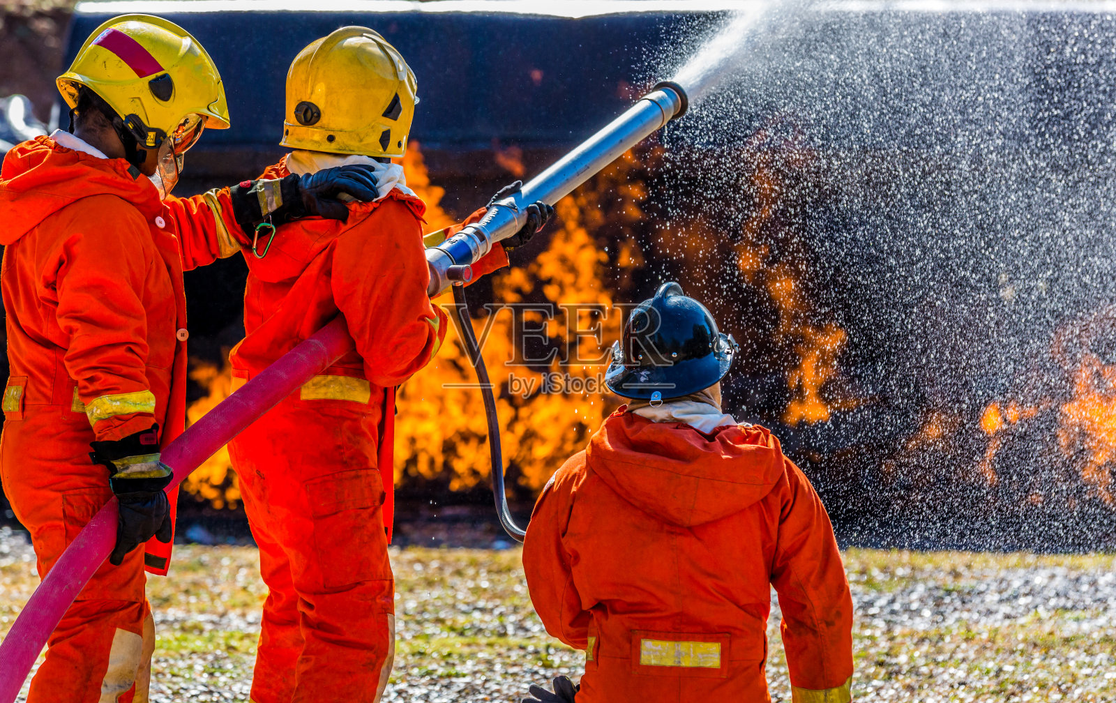 消防员向火上喷水照片摄影图片