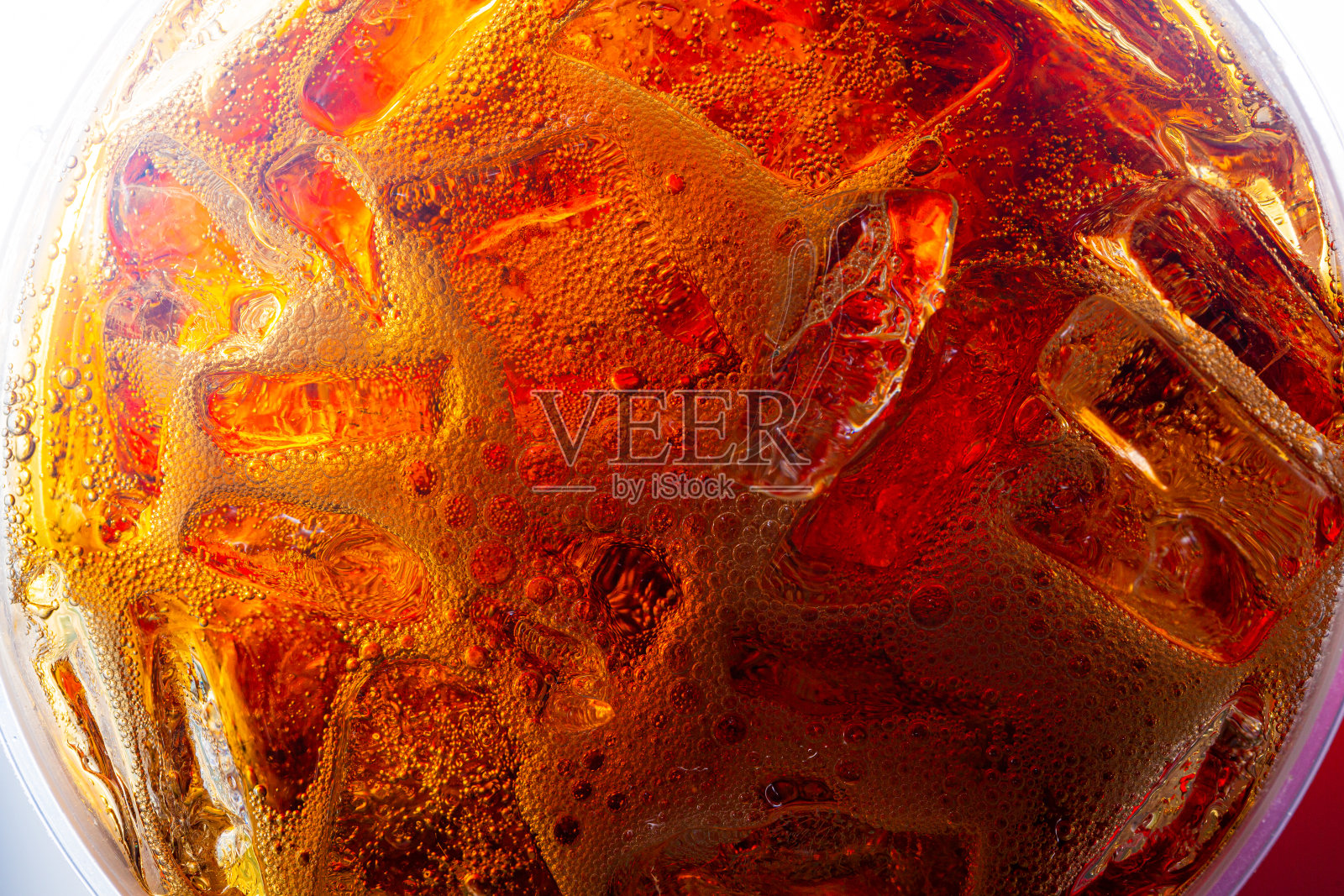 宏观可乐背景，可乐与冰和气泡的背景。侧视图背景清新可乐味苏打与碳酸与复古的色调，泰国，土耳其-中东，可乐，苏打，泡沫照片摄影图片