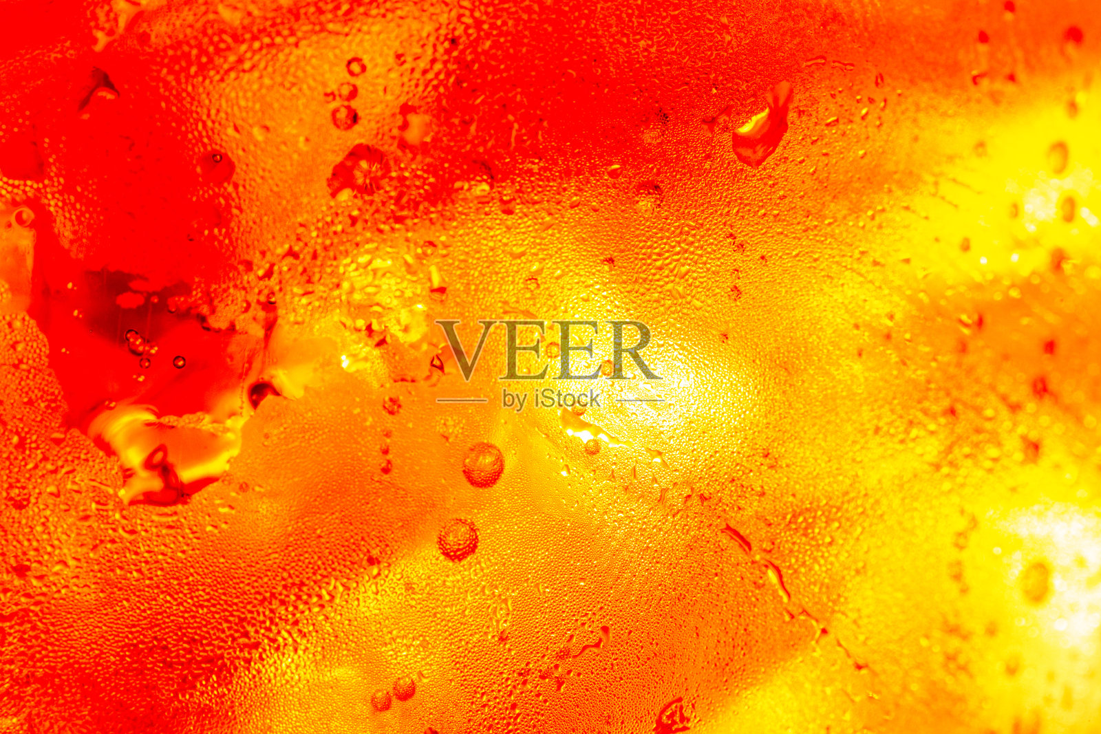 宏可乐饮料的口感，可乐的背景与冰和气泡照片摄影图片