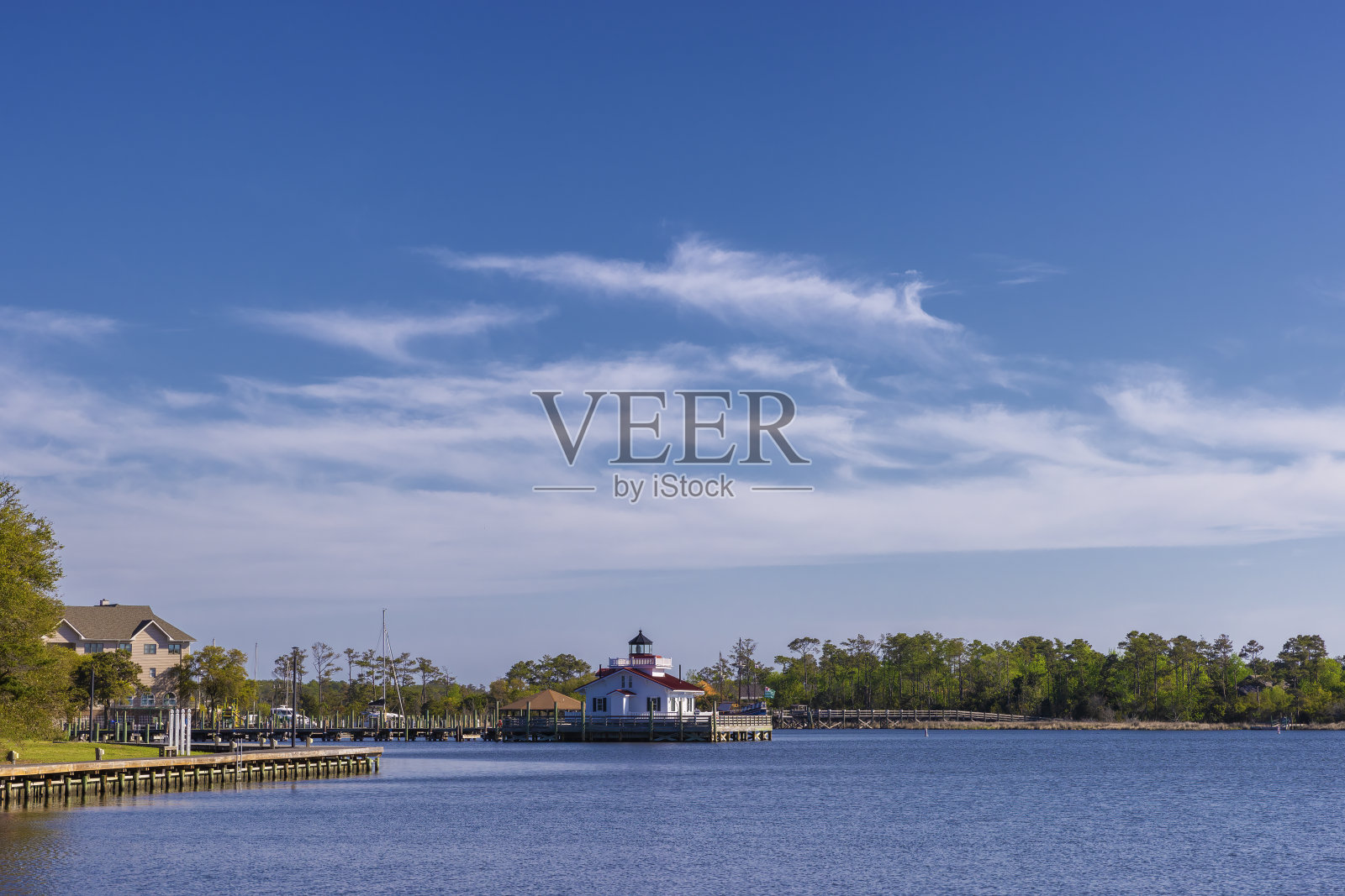 美国北卡罗来纳州外班克斯罗阿诺克岛曼特奥港的海滨景观照片摄影图片