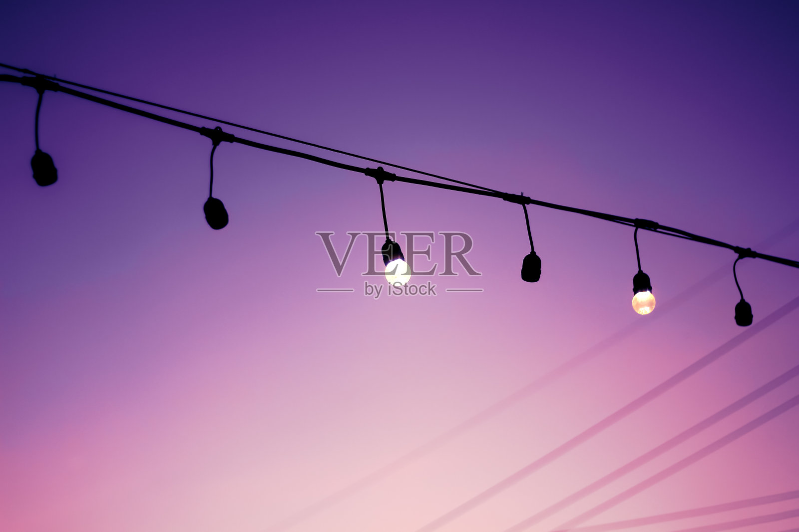 灯泡挂在电线上彩色天空的户外背景照片摄影图片