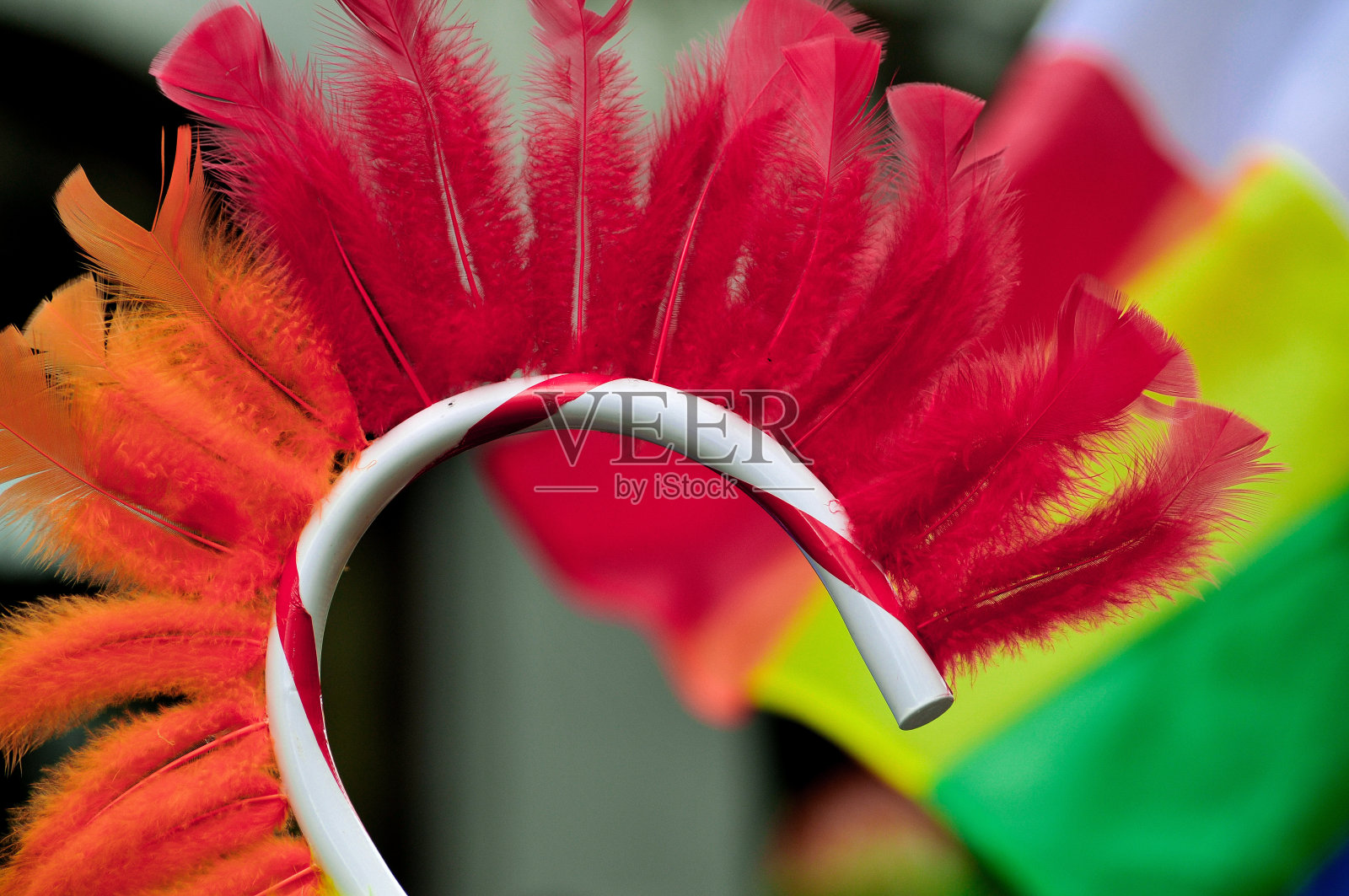 棍棒上彩色羽毛的特写照片摄影图片